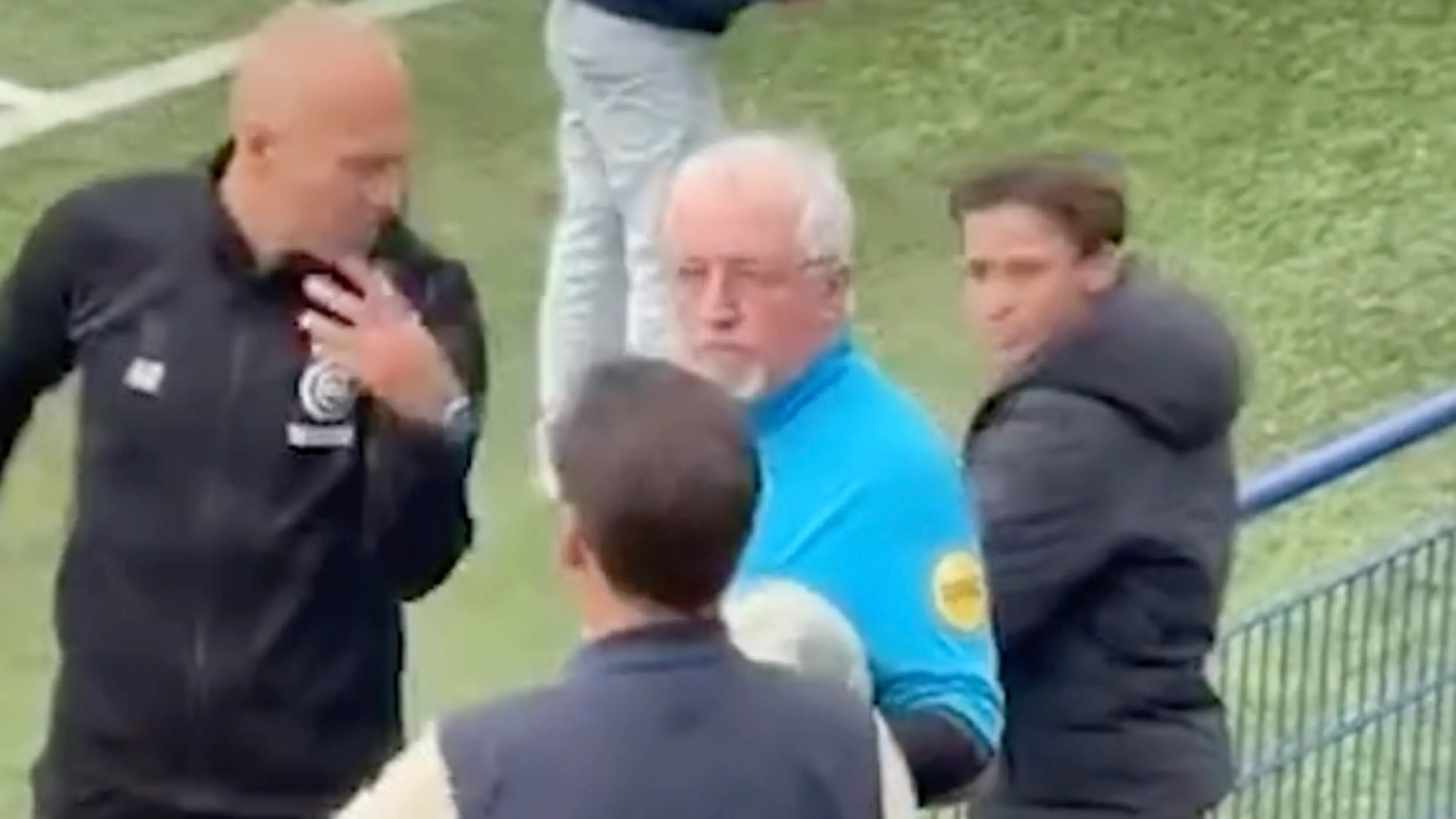 Video: Scheidsrechter reageert op 'aanvaring' tussen Arjen Robben en Wilfred Genee bij jeugdduel