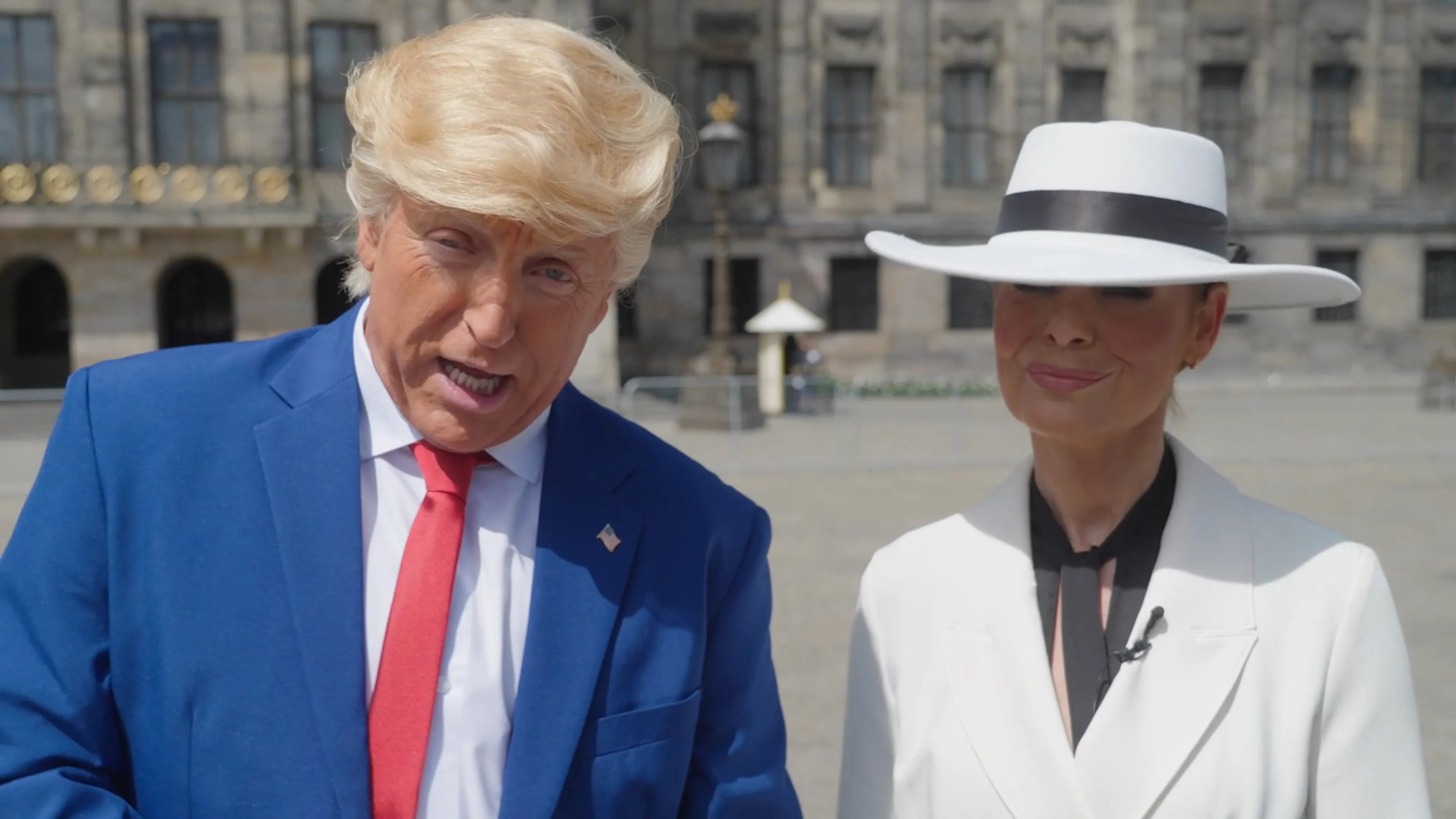 Gordon kruipt in de huid van Donald Trump en brengt bezoek aan de Wallen