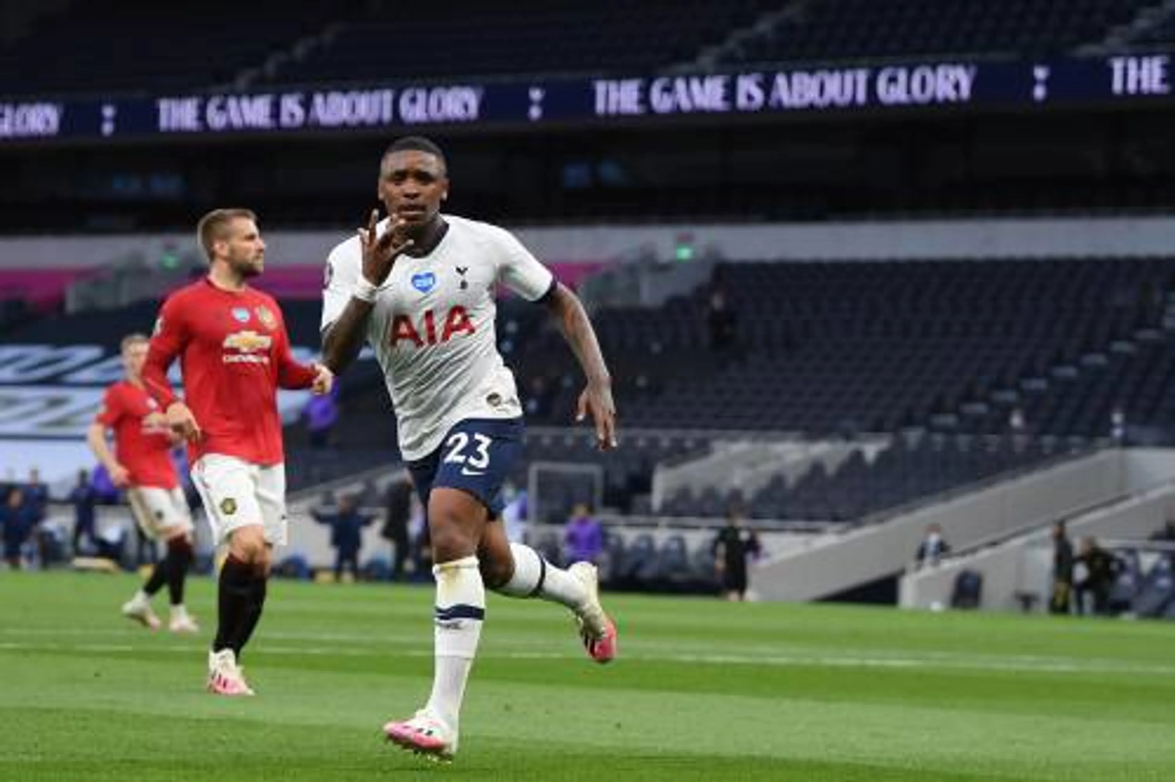 Spurs gelijk tegen United ondanks openingstreffer Bergwijn