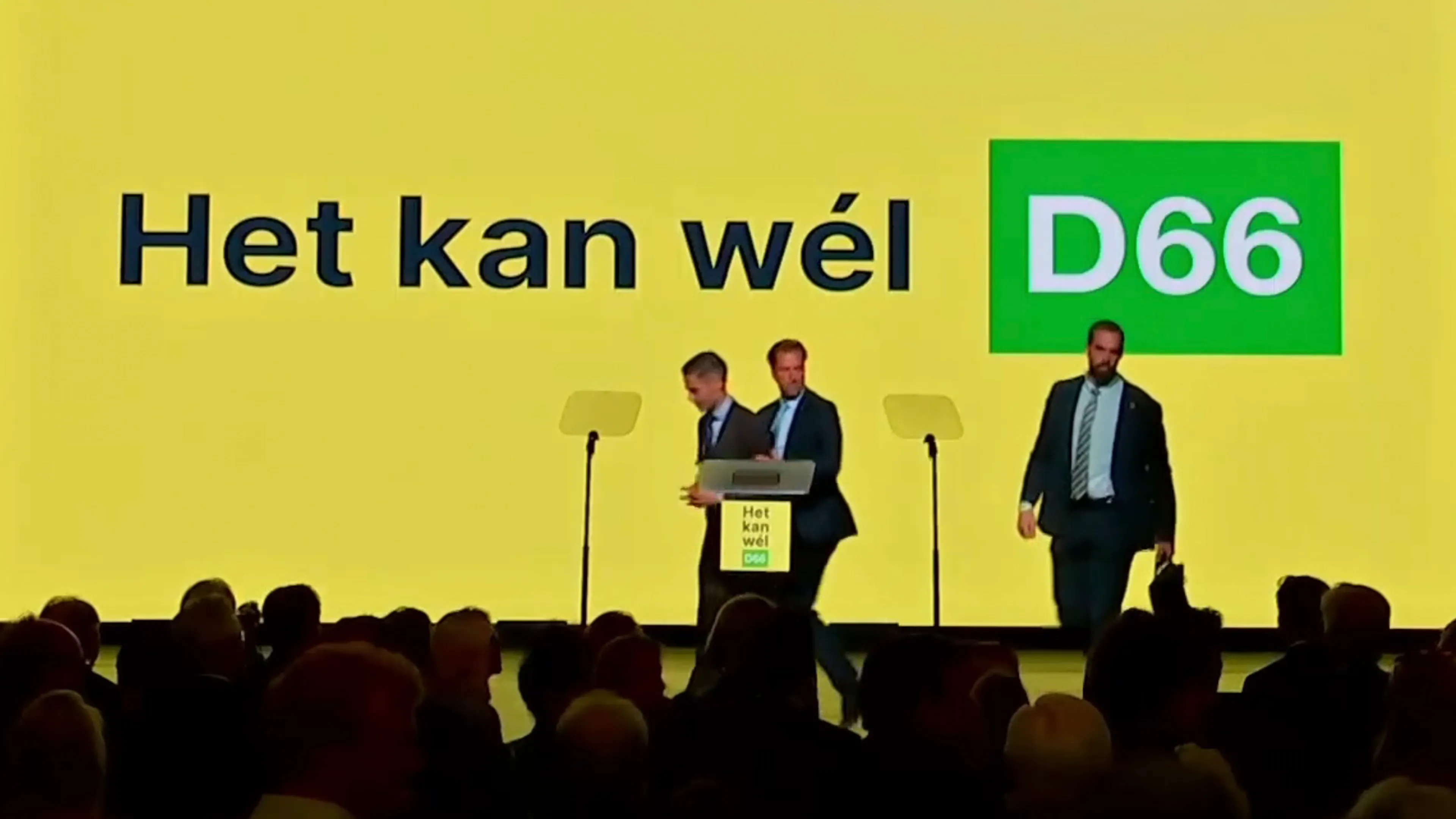 Rob Jetten door beveiliging van het podium gehaald op D66-congres