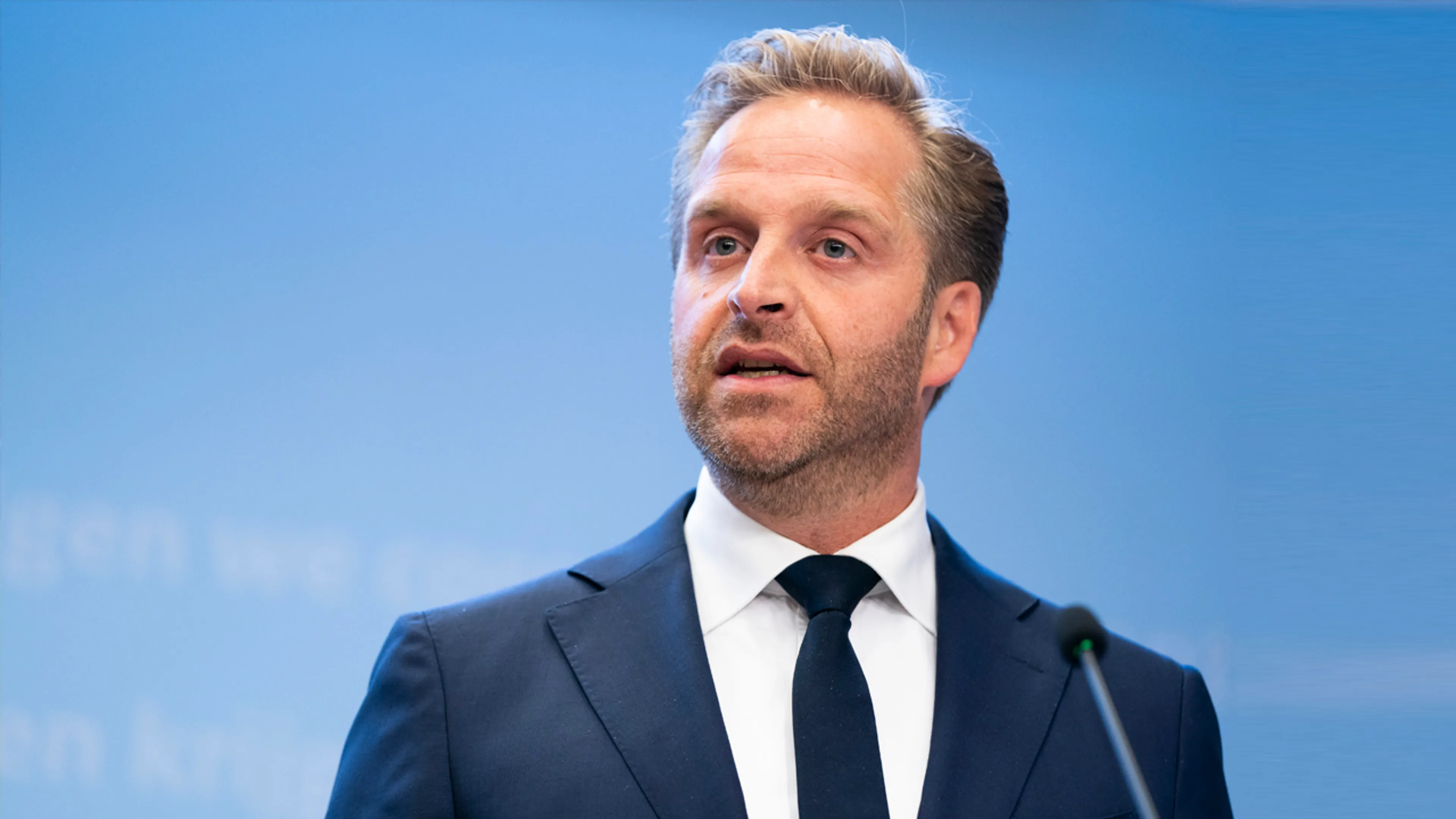 Hugo de Jonge wil staantribunes in stadions voorlopig sluiten