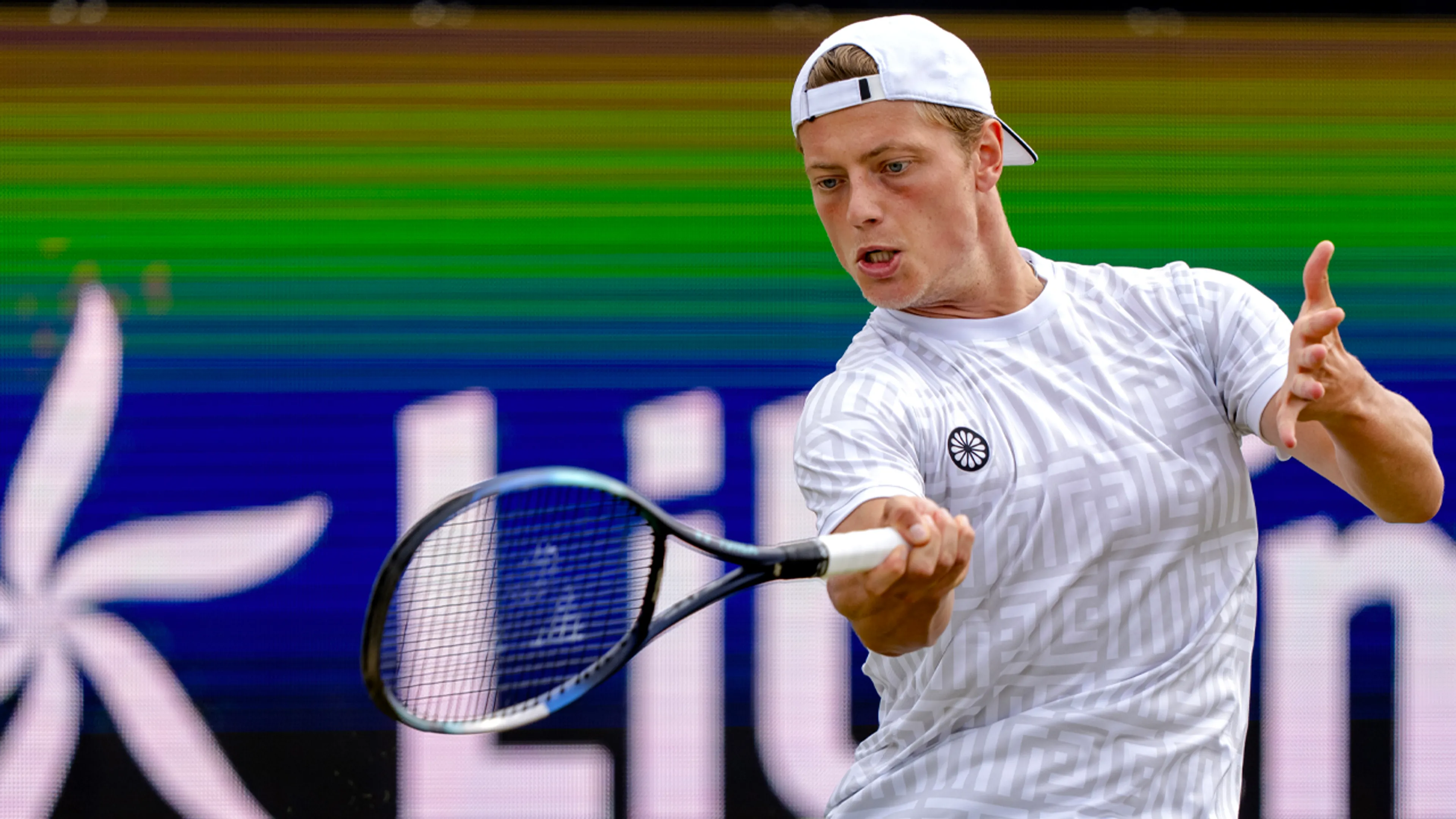 Tennisser Van Rijthoven verslaat nummer 9 van de wereld en bereikt eerste ATP-finale