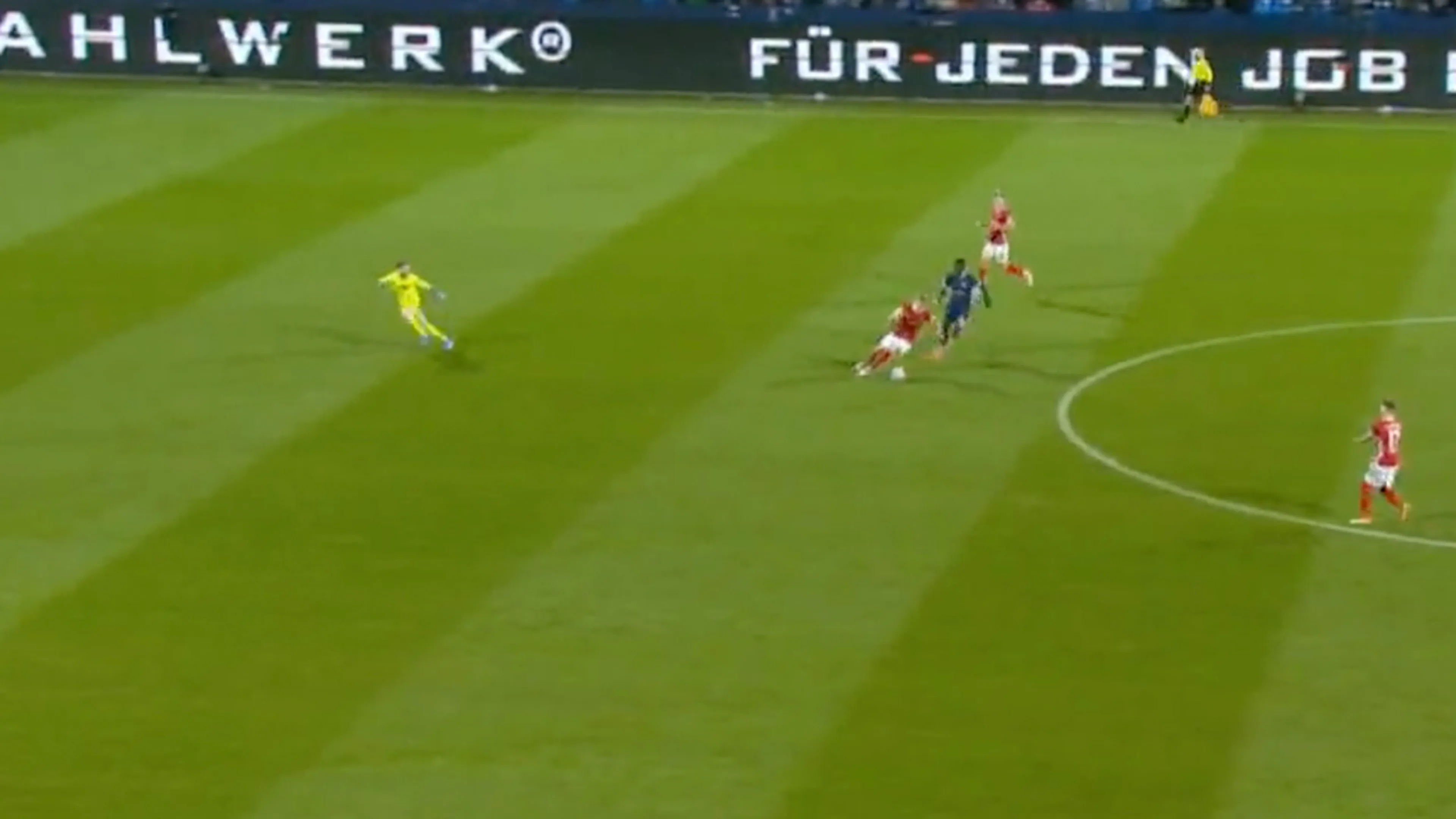 VIDEOGOAL: Doelman Mark Flekken krijgt doelpunt tegen van grote afstand