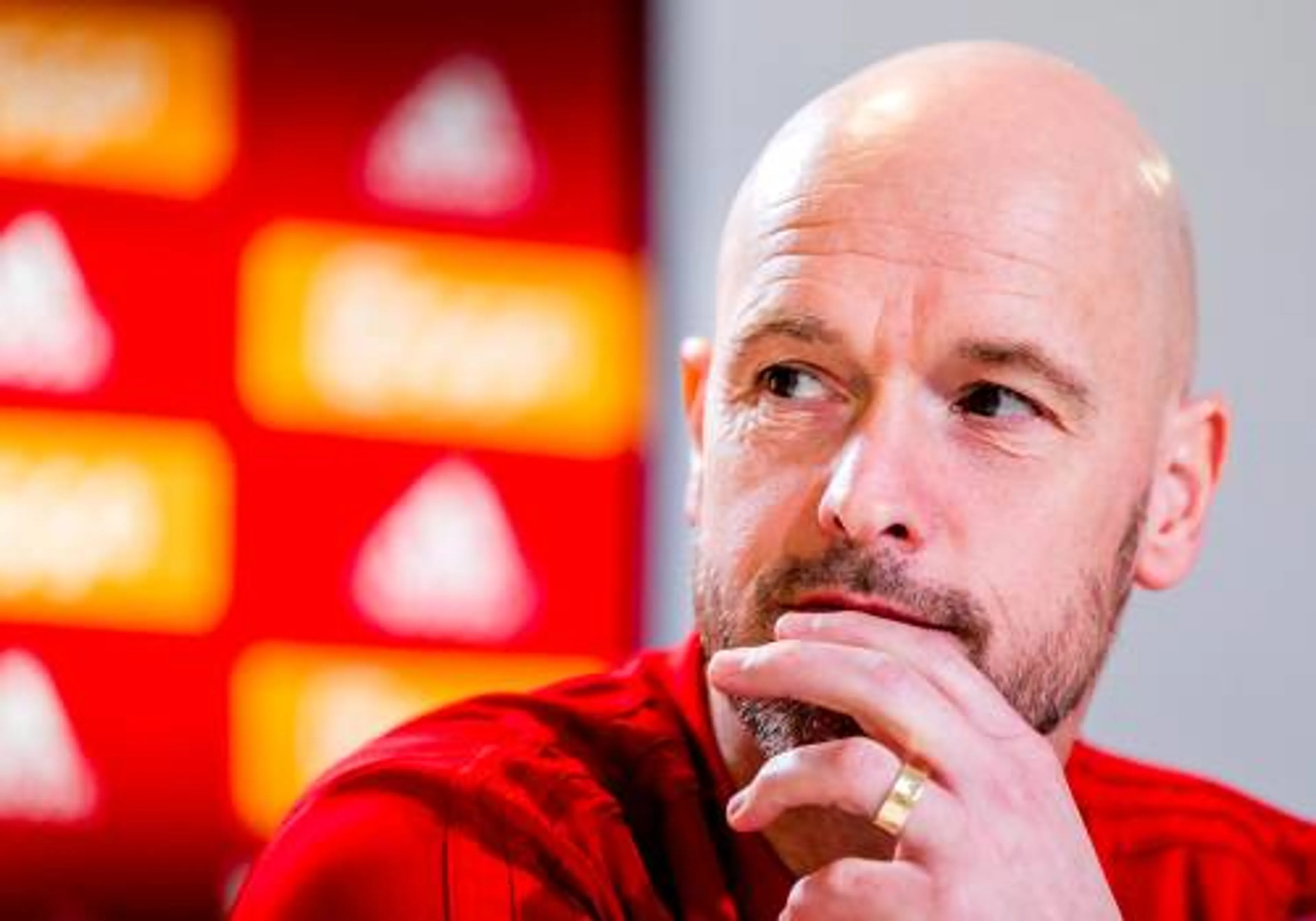 Ten Hag wijst internationals op belangen Ajax