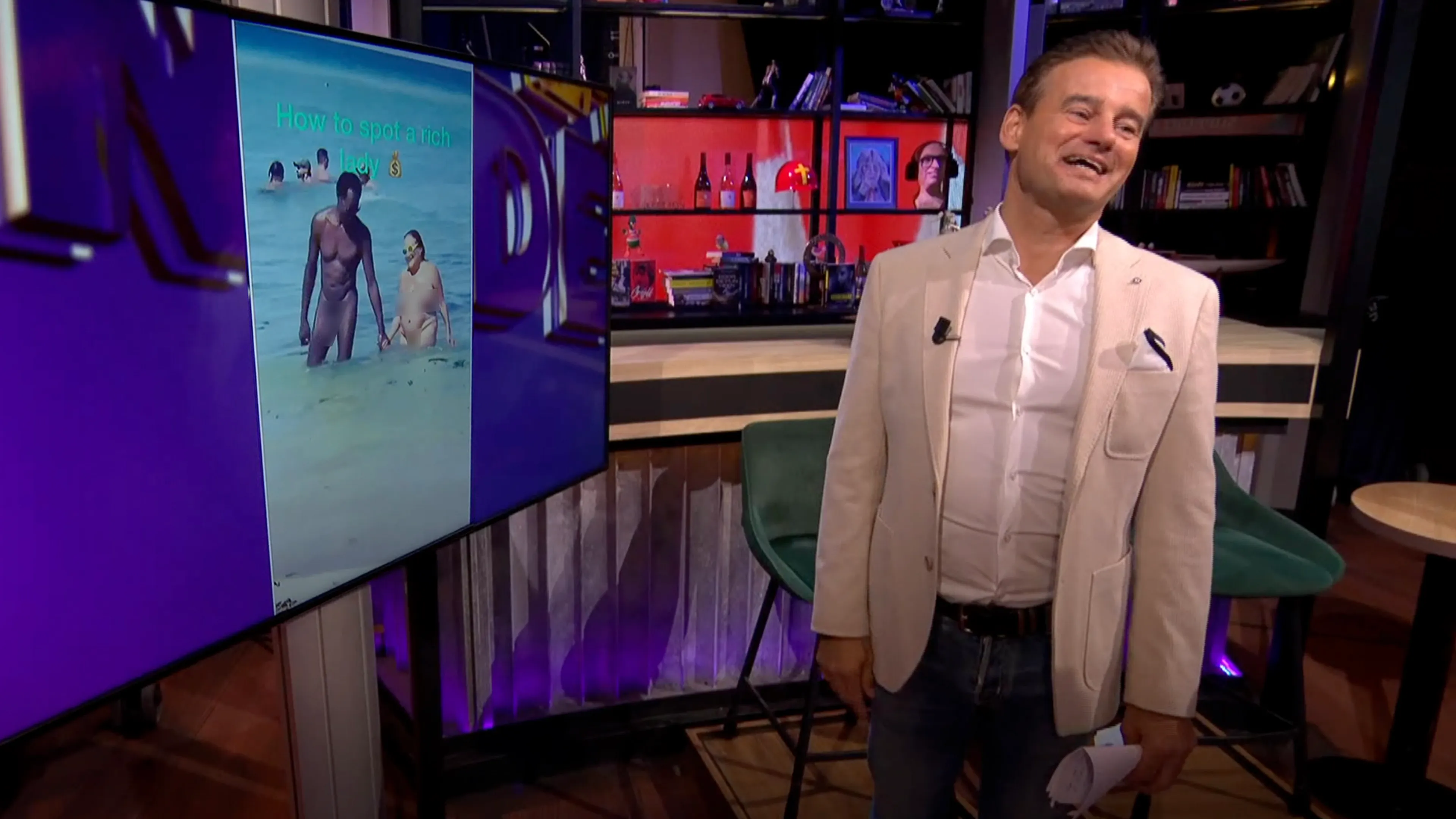 In de Wandelgangen: Wilfred Genee probeert het scherm van Merel Eksitpoll te gebruiken...