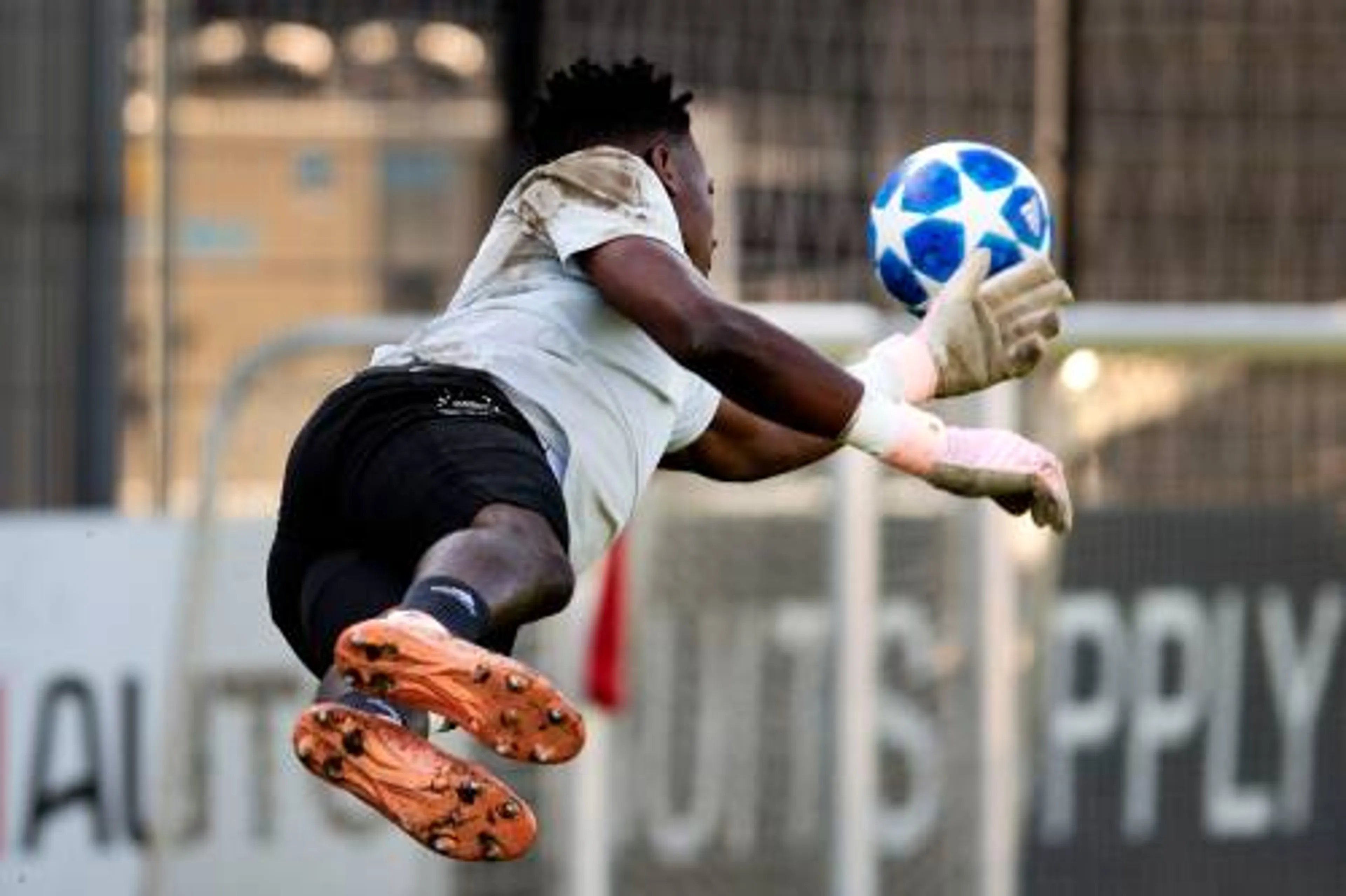Ajax met Onana en zonder Neres
