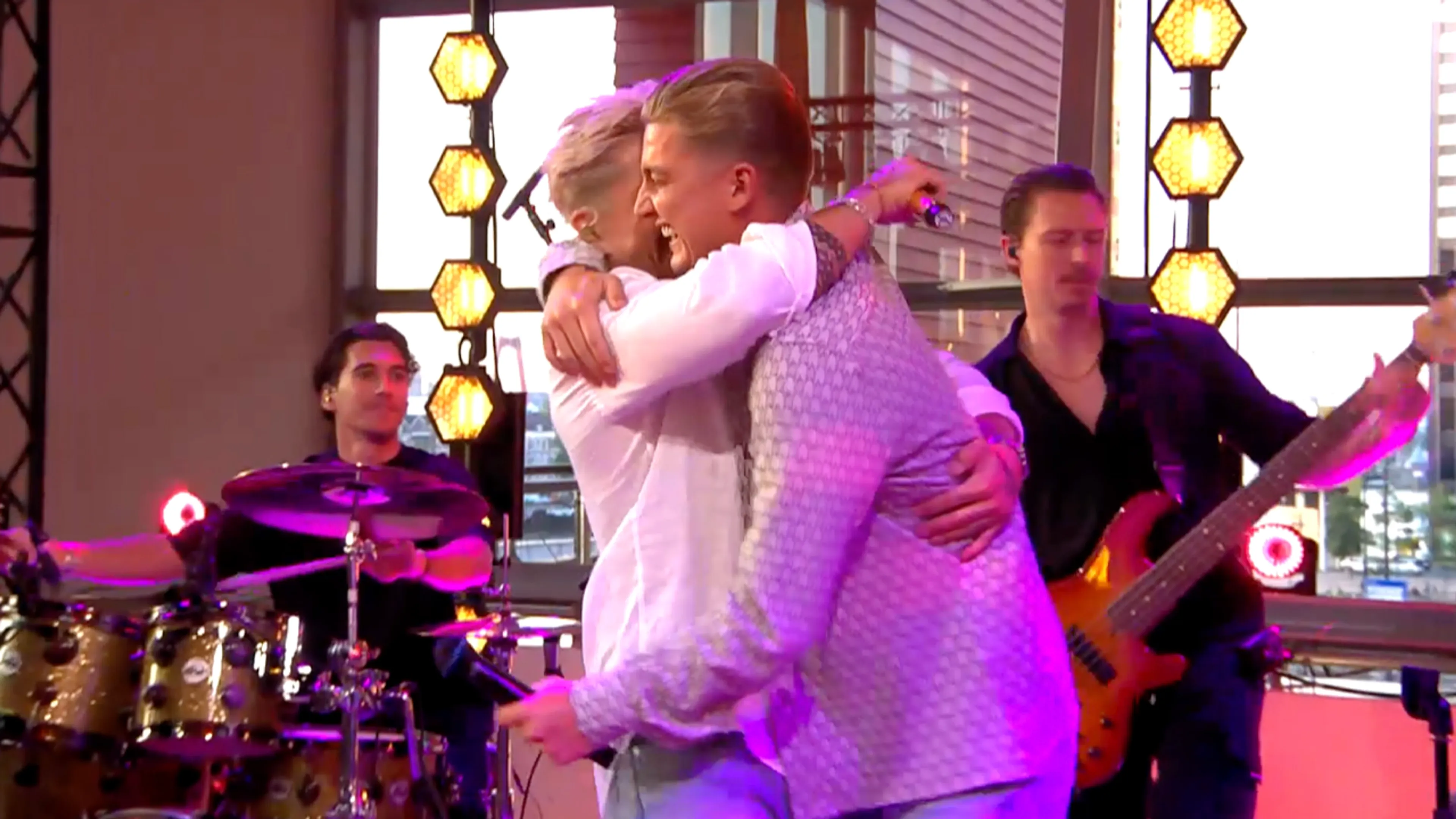 Mart Hoogkamer en André Hazes zorgen met 'Zij Is Van Mij’ voor héérlijke opening van De Oranjezomer!