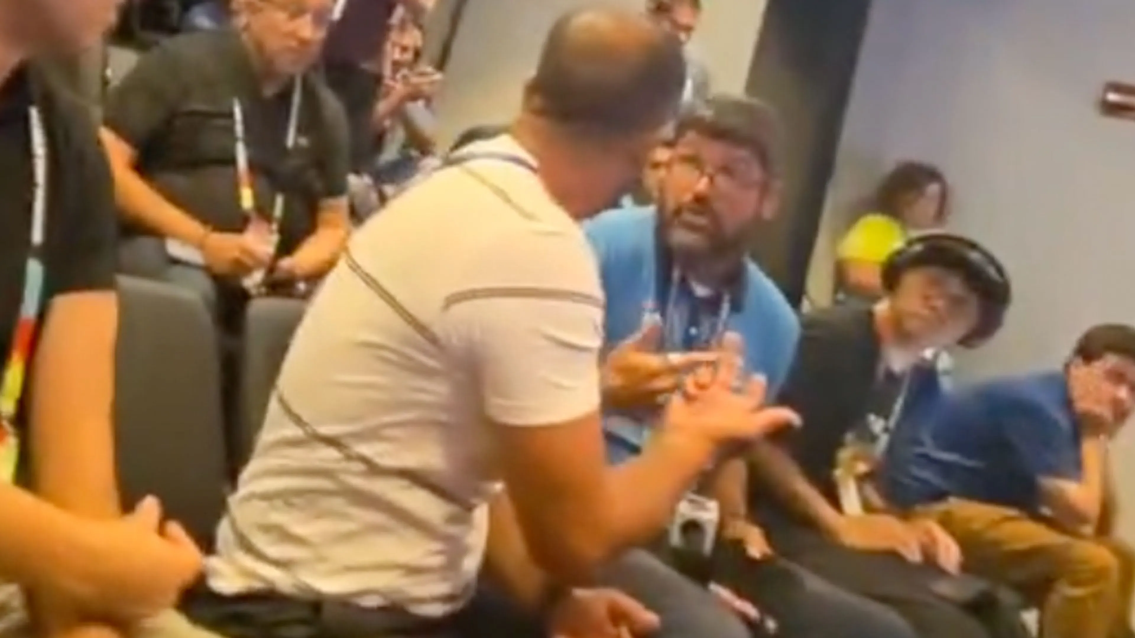 Video: journalisten krijgen ruzie tijdens persconferentie van Marokko: 'Hij sloeg me!'