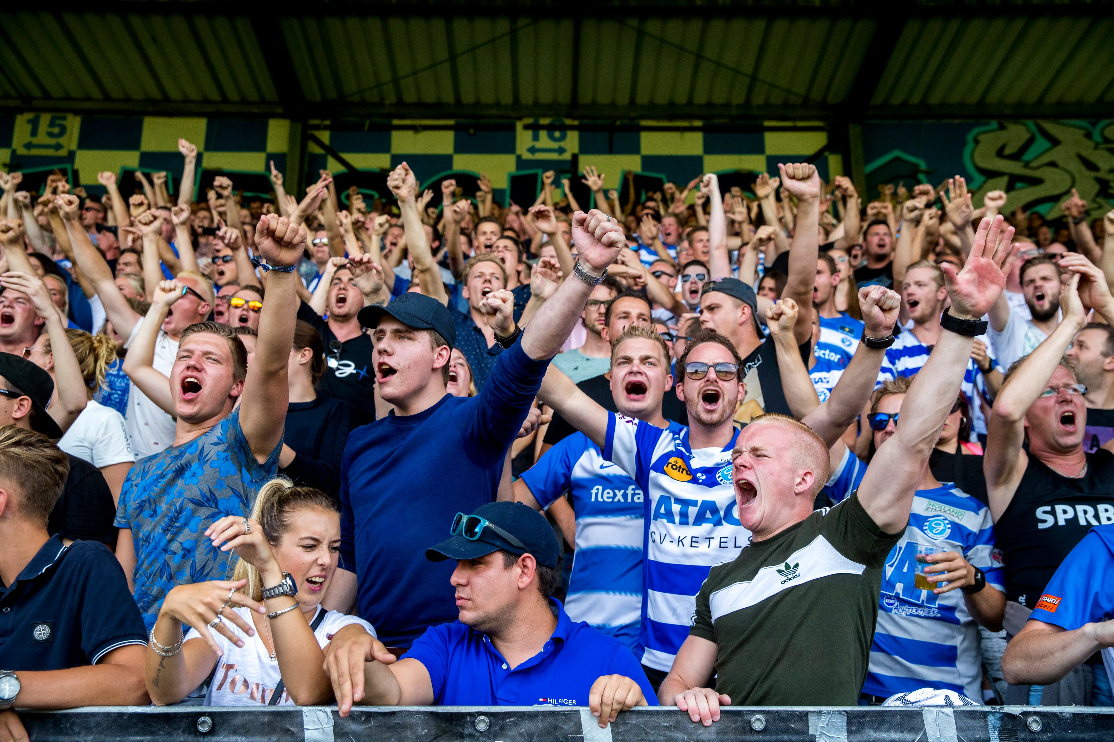 Eredivisieclubs wachten met besluit over reeds gekochte kaarten