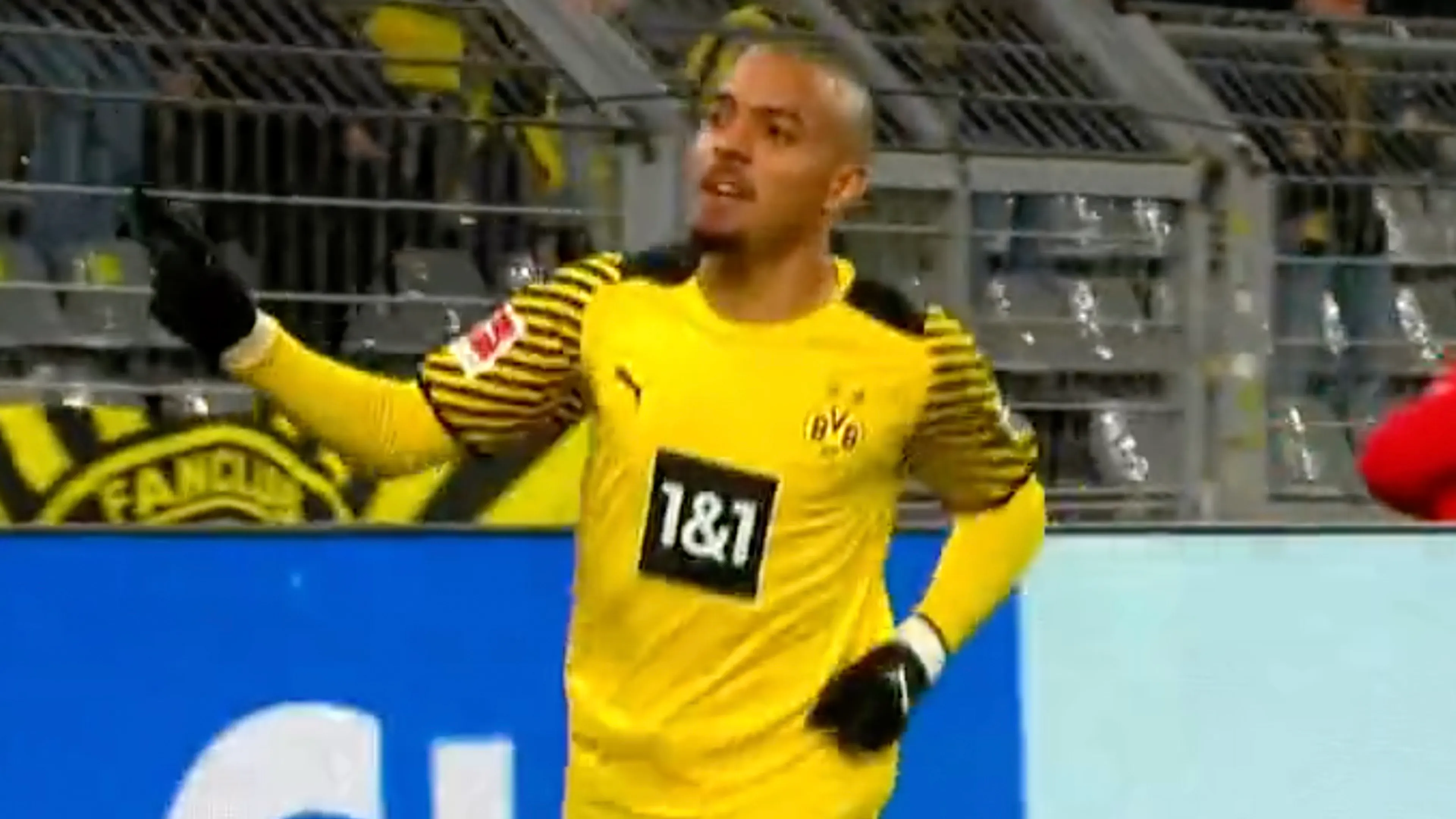 Kortgeknipte Donyell Malen draagt met treffer bij aan ruime zege Dortmund