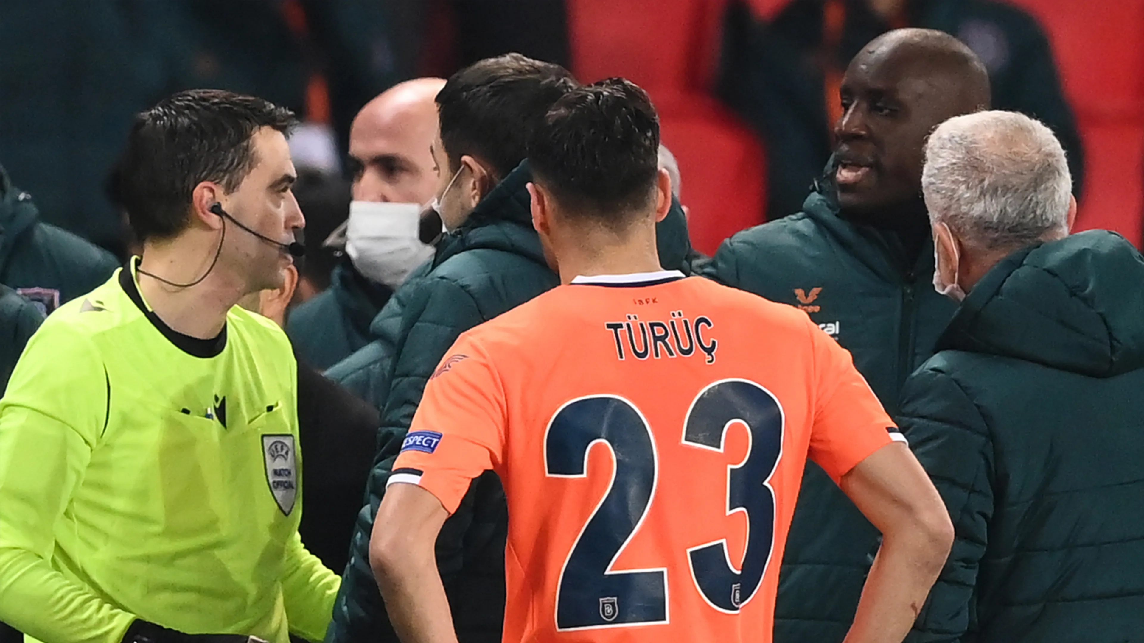 Champions League-duel in Parijs stilgelegd om vermeend racisme
