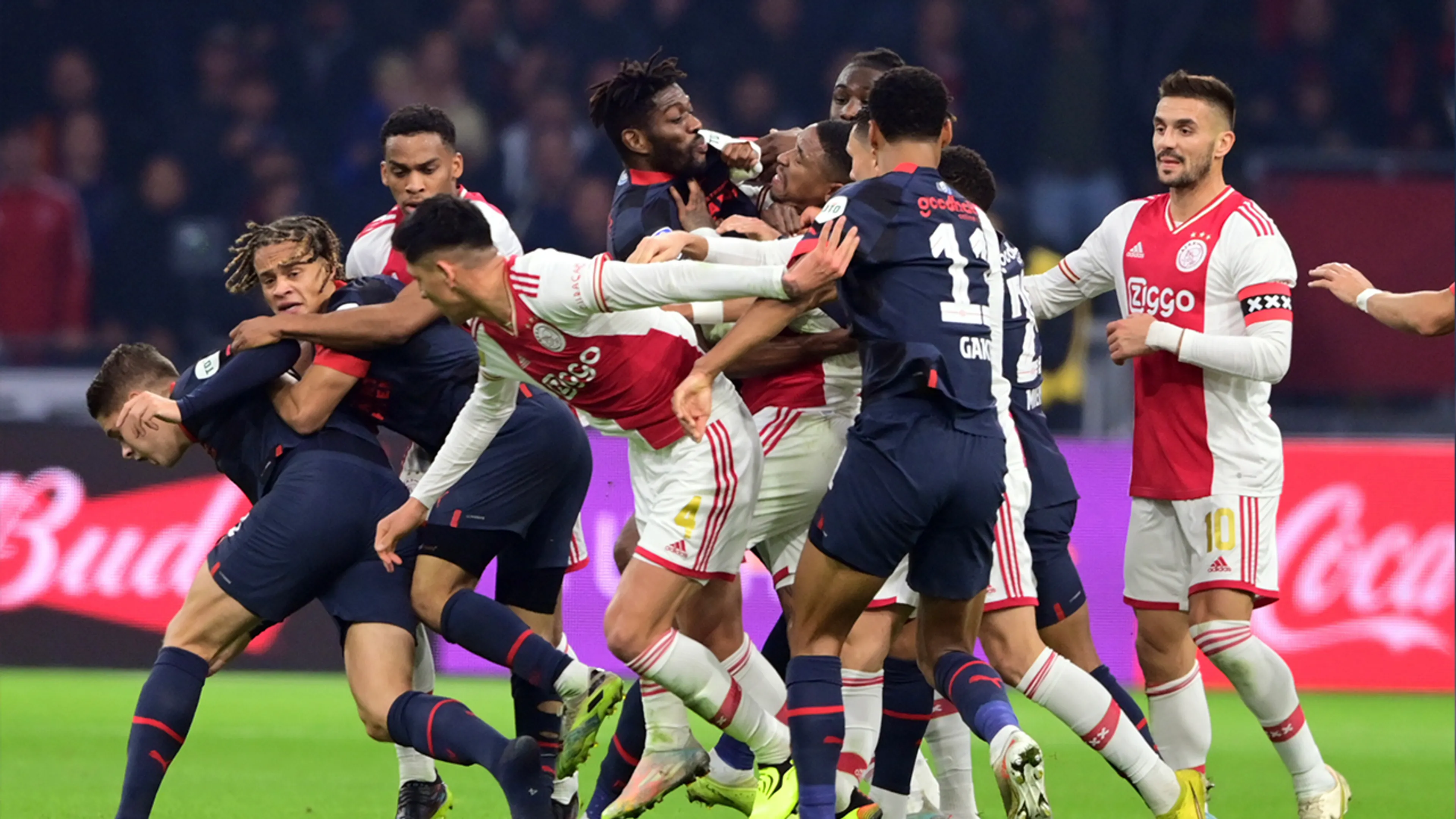 PSV plaatst pikante tweet en dolt met Ajacieden na verhitte topper