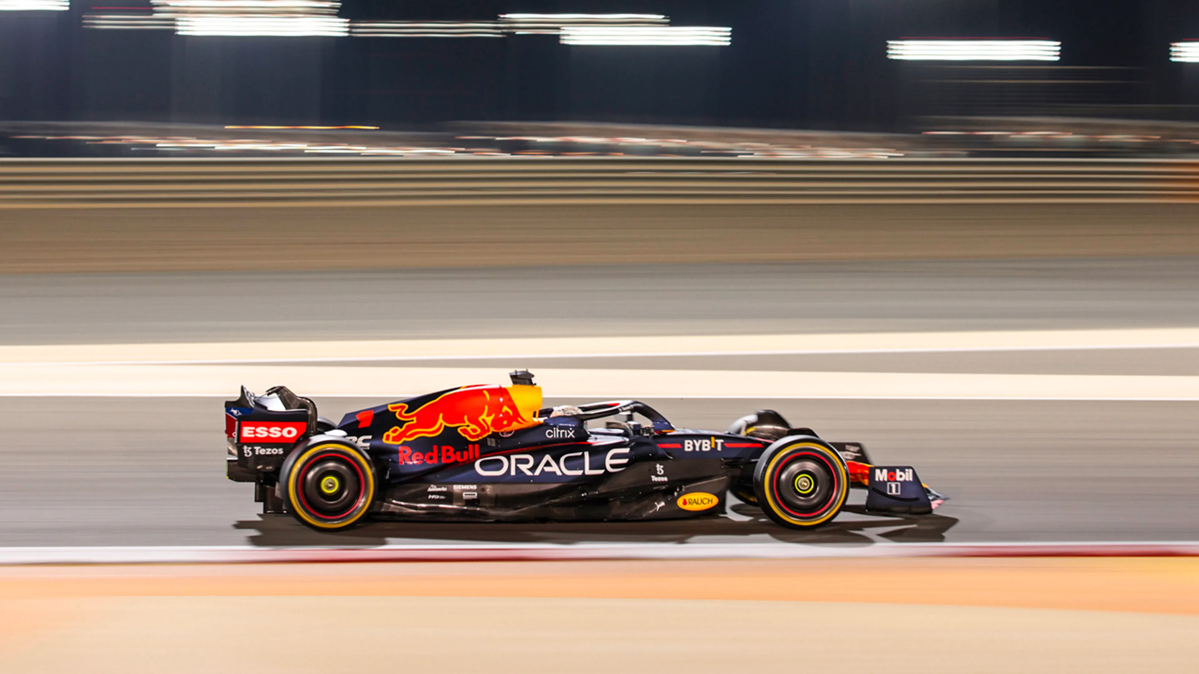 Verstappen de snelste in tweede vrije training Bahrein, Hamilton negende