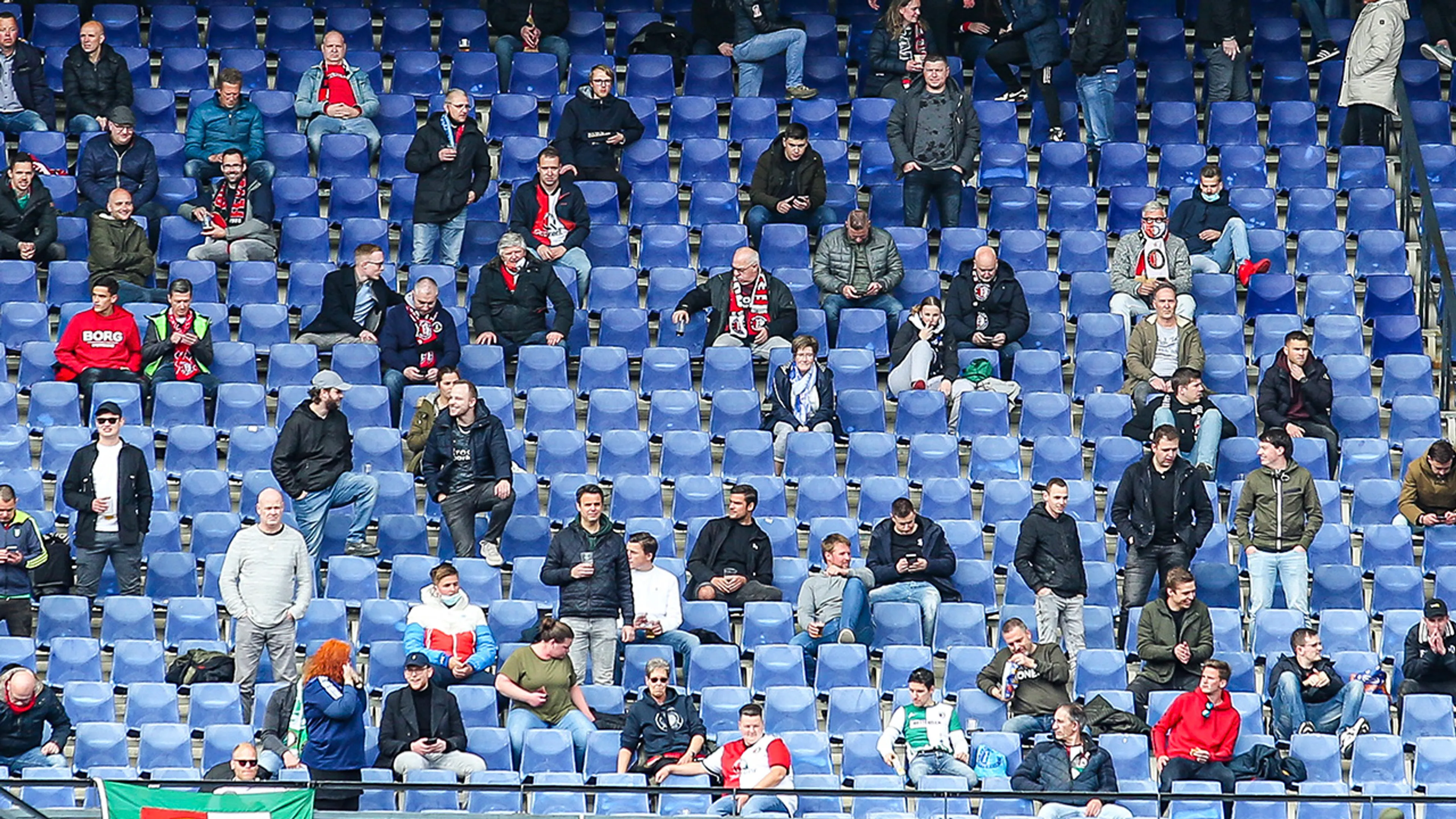 Kabinet gooit stadions open op één derde van capaciteit