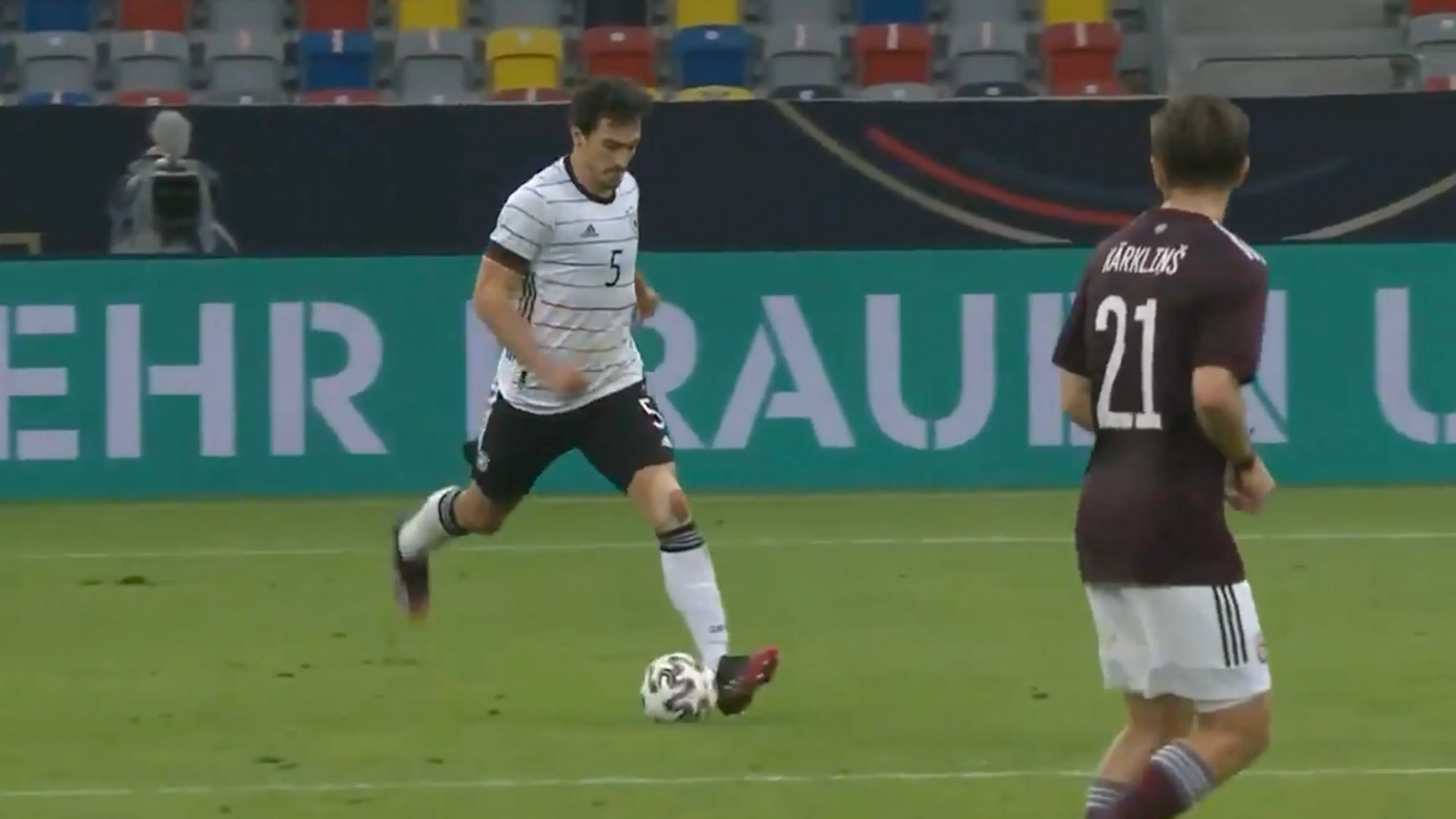 Hummels verrast vriend en vijand met briljante assist tegen Letland