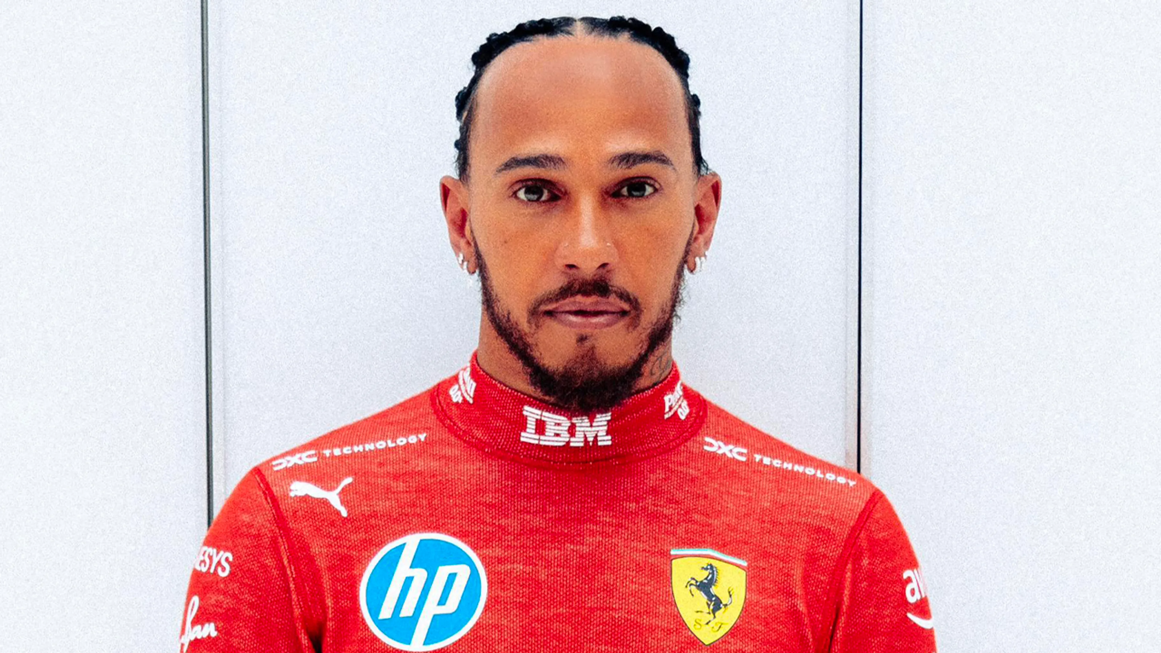 Hamilton crasht tijdens testrace Ferrari op circuit Barcelona