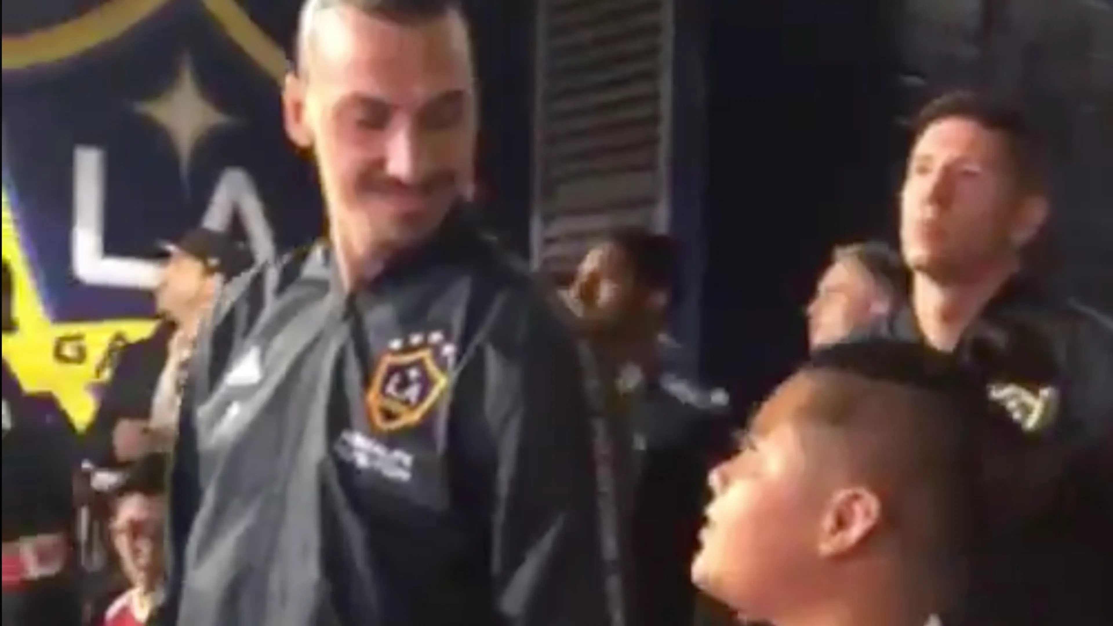 Zlatan stelt jonge mascotte gerust: 'You're with me now'
