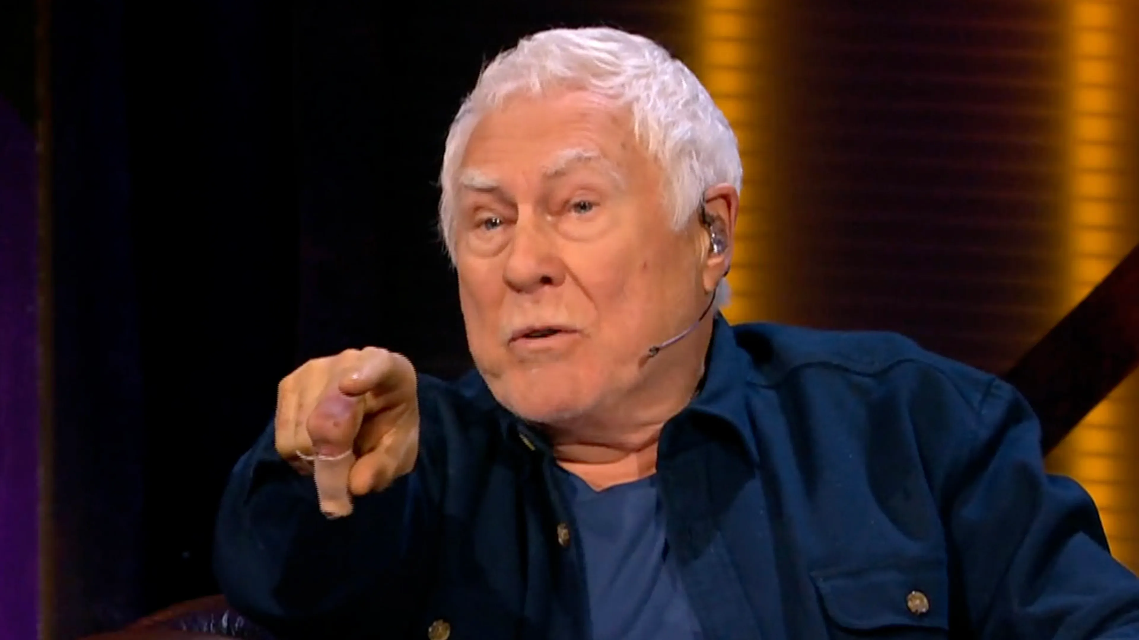Video: Boze Cesar Zuiderwijk kraakt optreden van Earring-tributeband: 'Dit is zo ongelooflijk kut!'