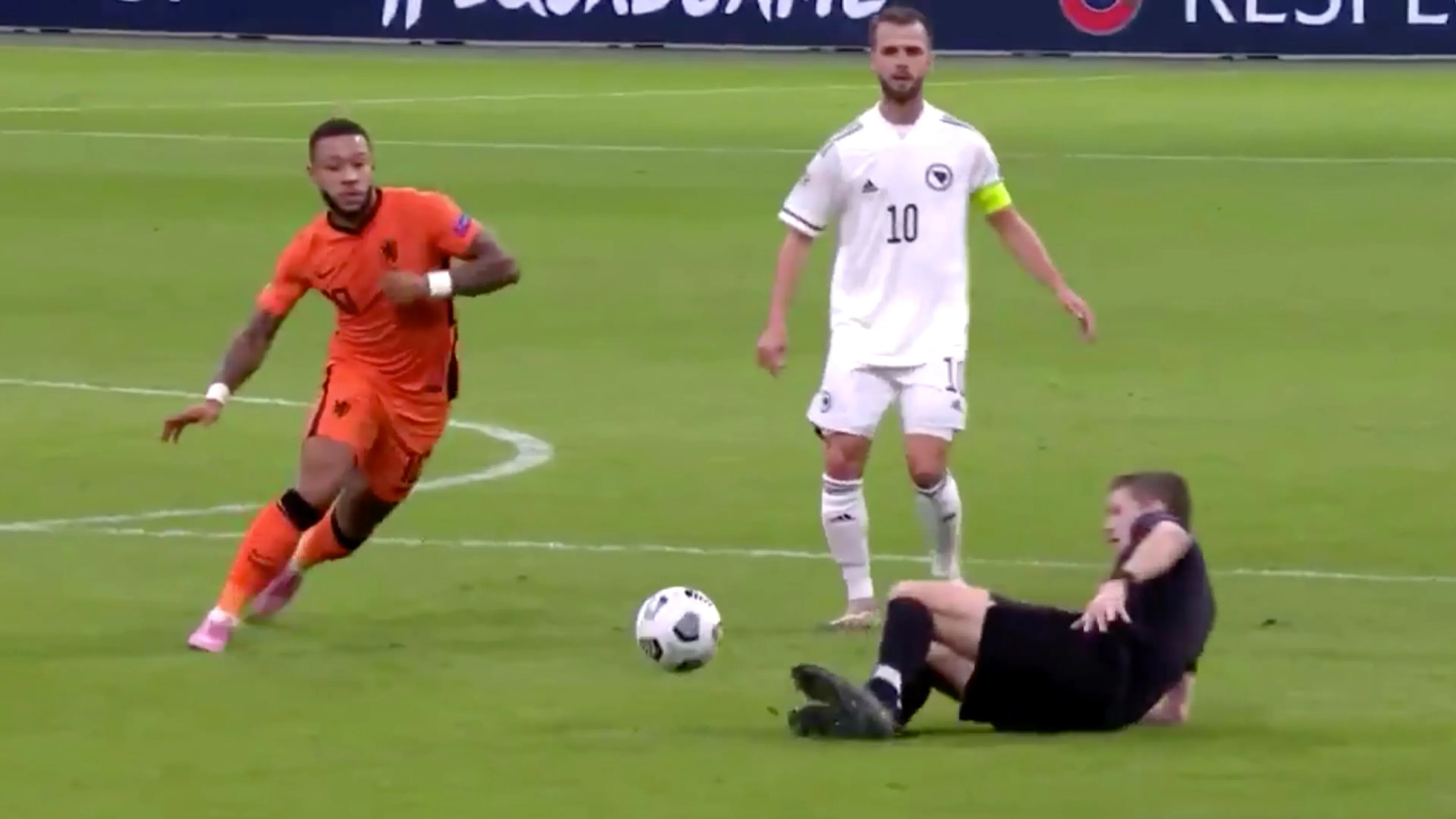 Gijp-momentje: Scheidsrechter gaat onderuit door pass Memphis