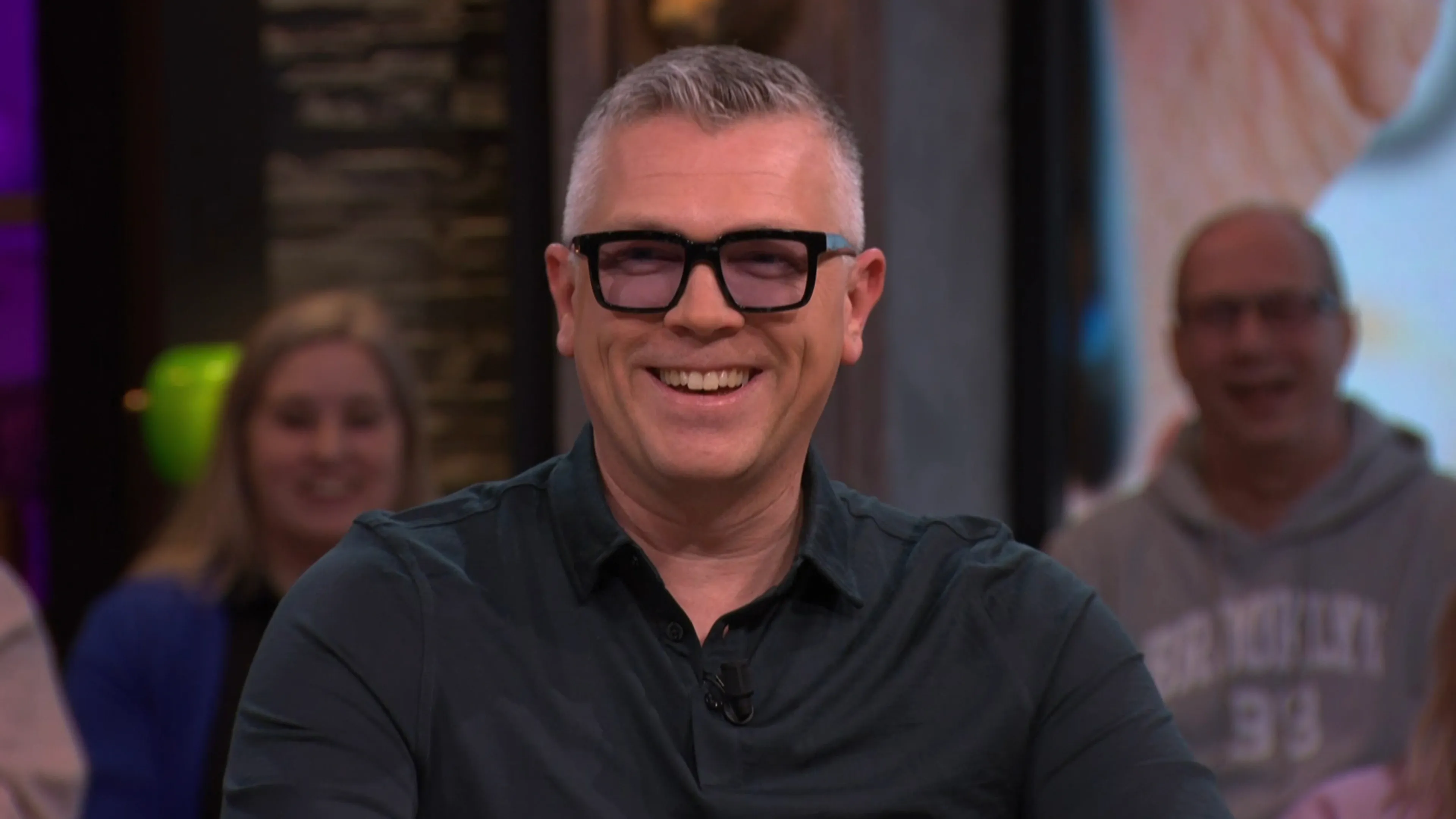 Wouter de Winther probeert bril van René uit: 'Dat past bij jouw imago, man!'