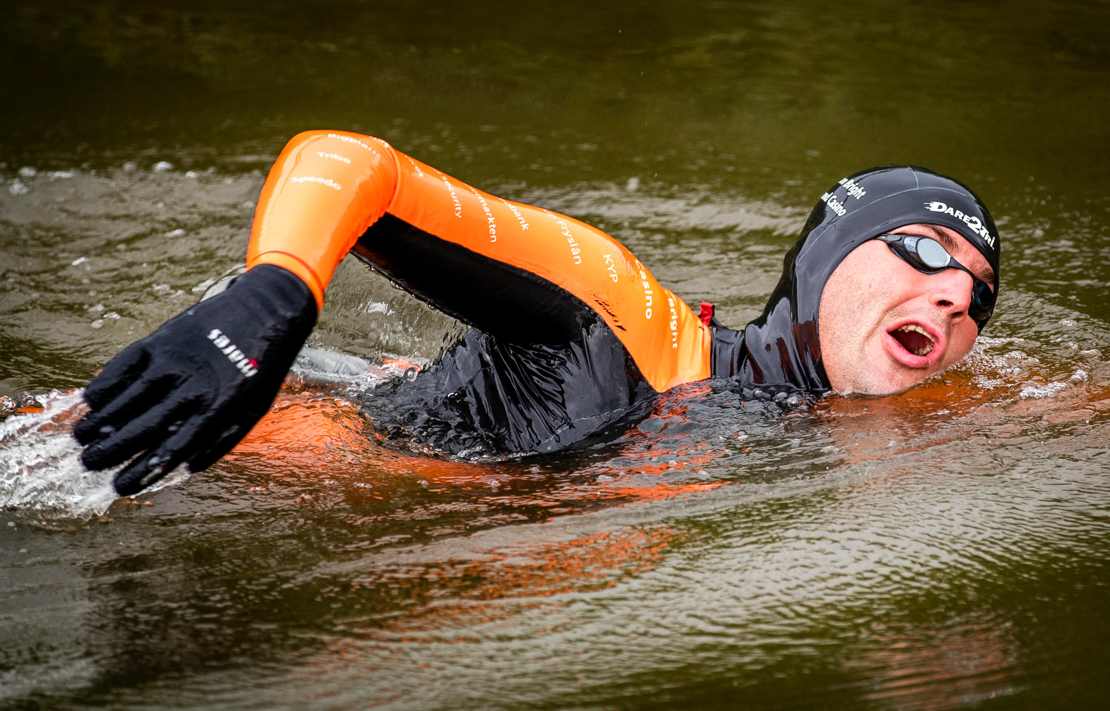 OFF-TOPIC: Van der Weijden voltooit Elfstedenzwemtocht