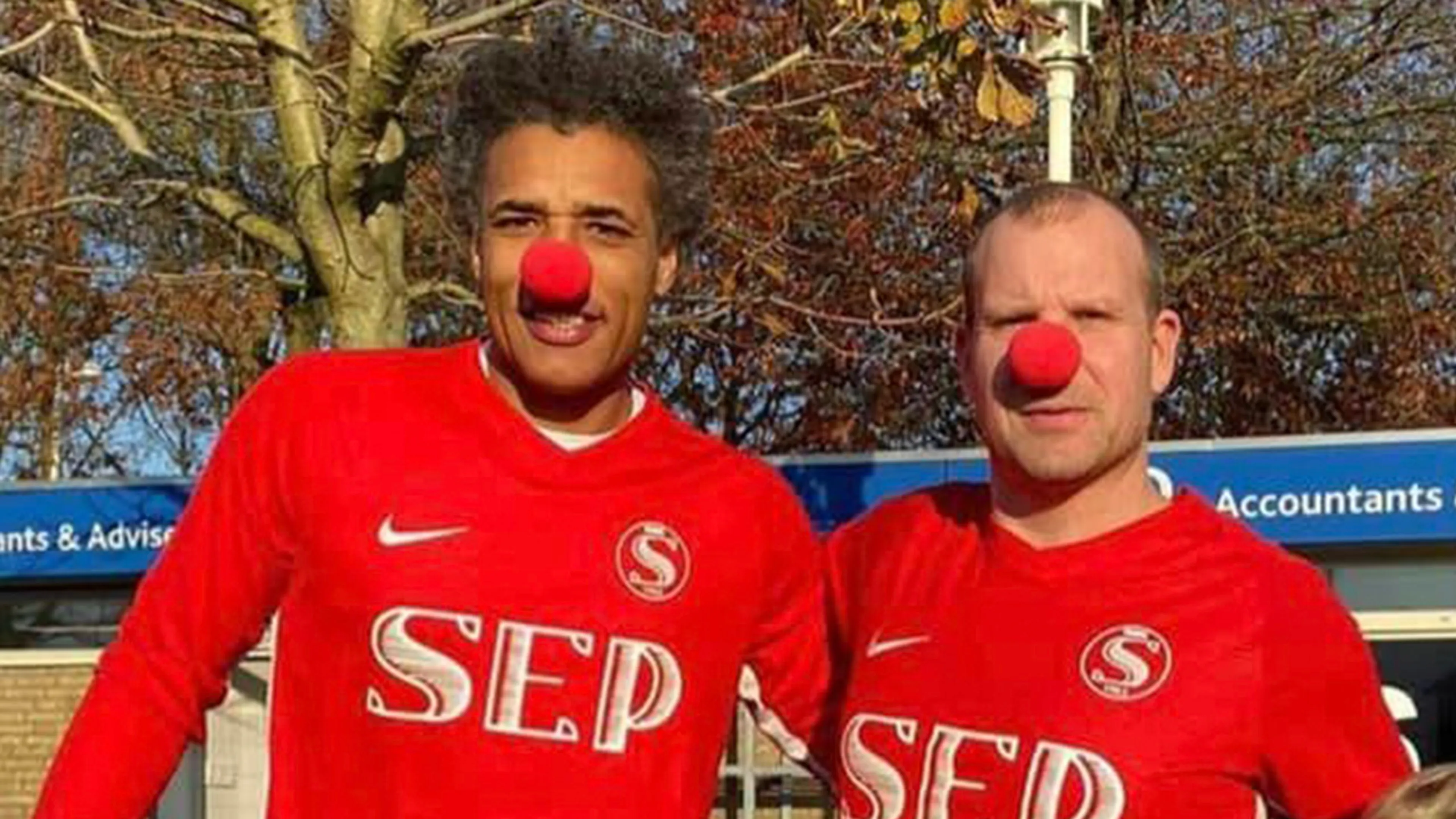 Pierre van Hooijdonk met rode clownsneus gespot bij amateurclub