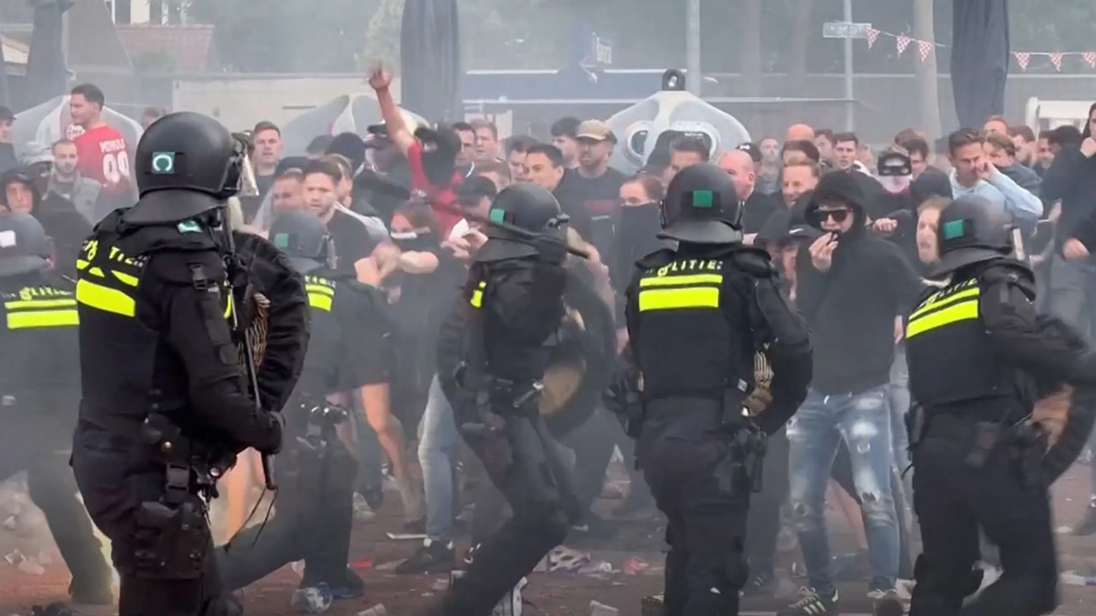 Sfeer bij PSV-stadion slaat om in rellen, ME moet ingrijpen