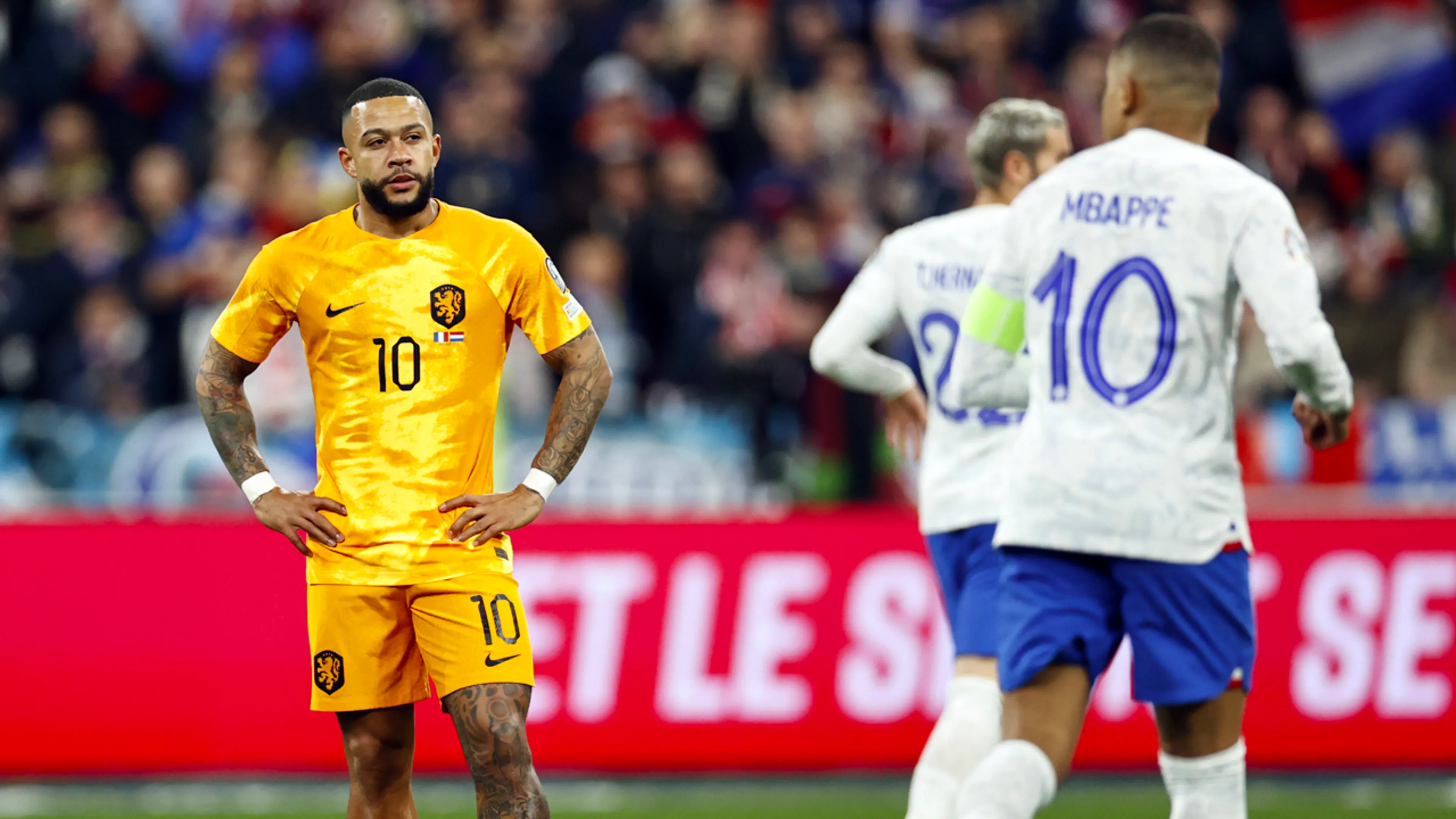 'Oranje was even waardeloos als de kipkerrie die vijf spelers slecht was bekomen'