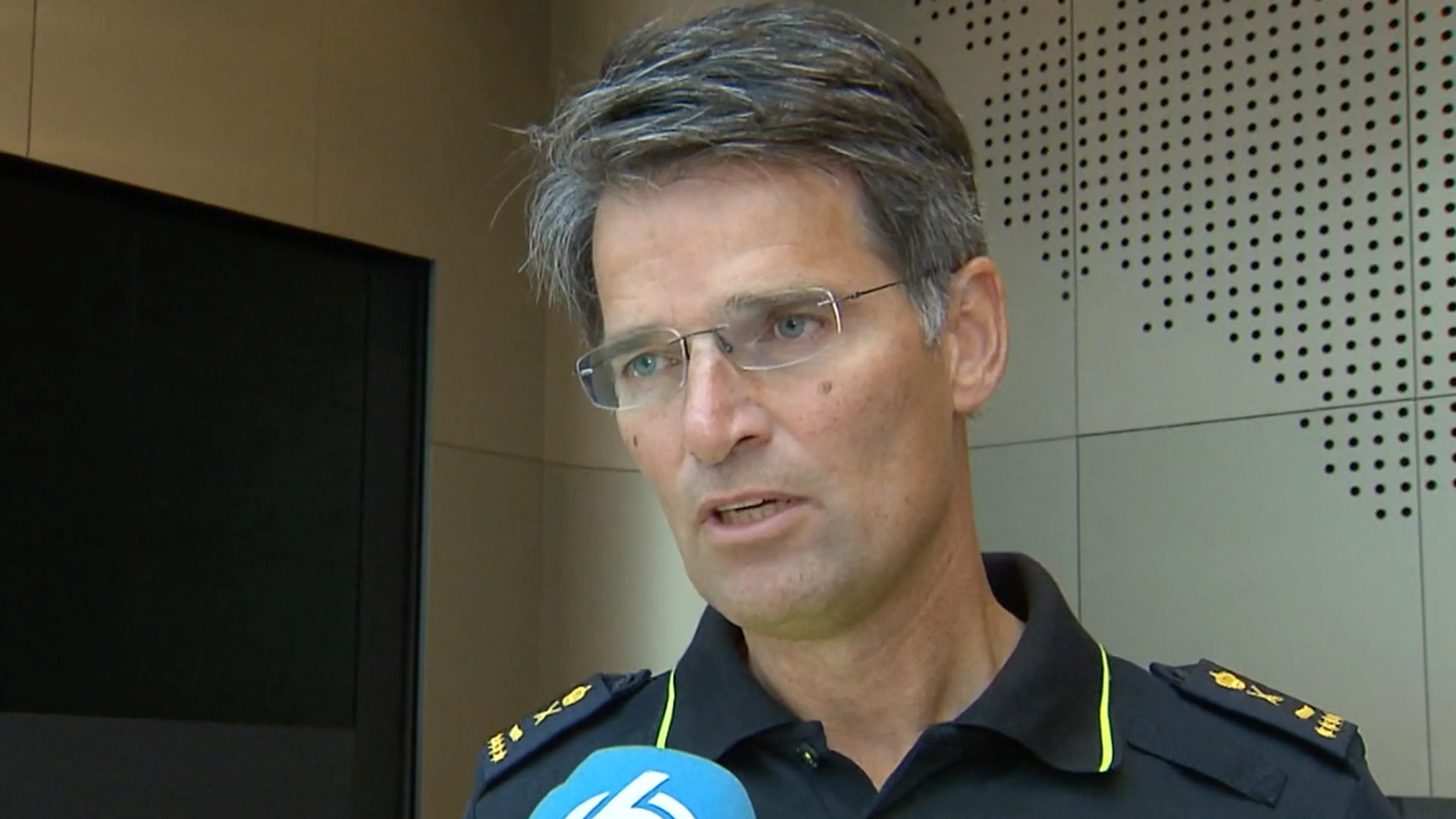 Korpschef Akerboom eist invoering stroomstootwapen: 'Moet gezag politie herstellen'