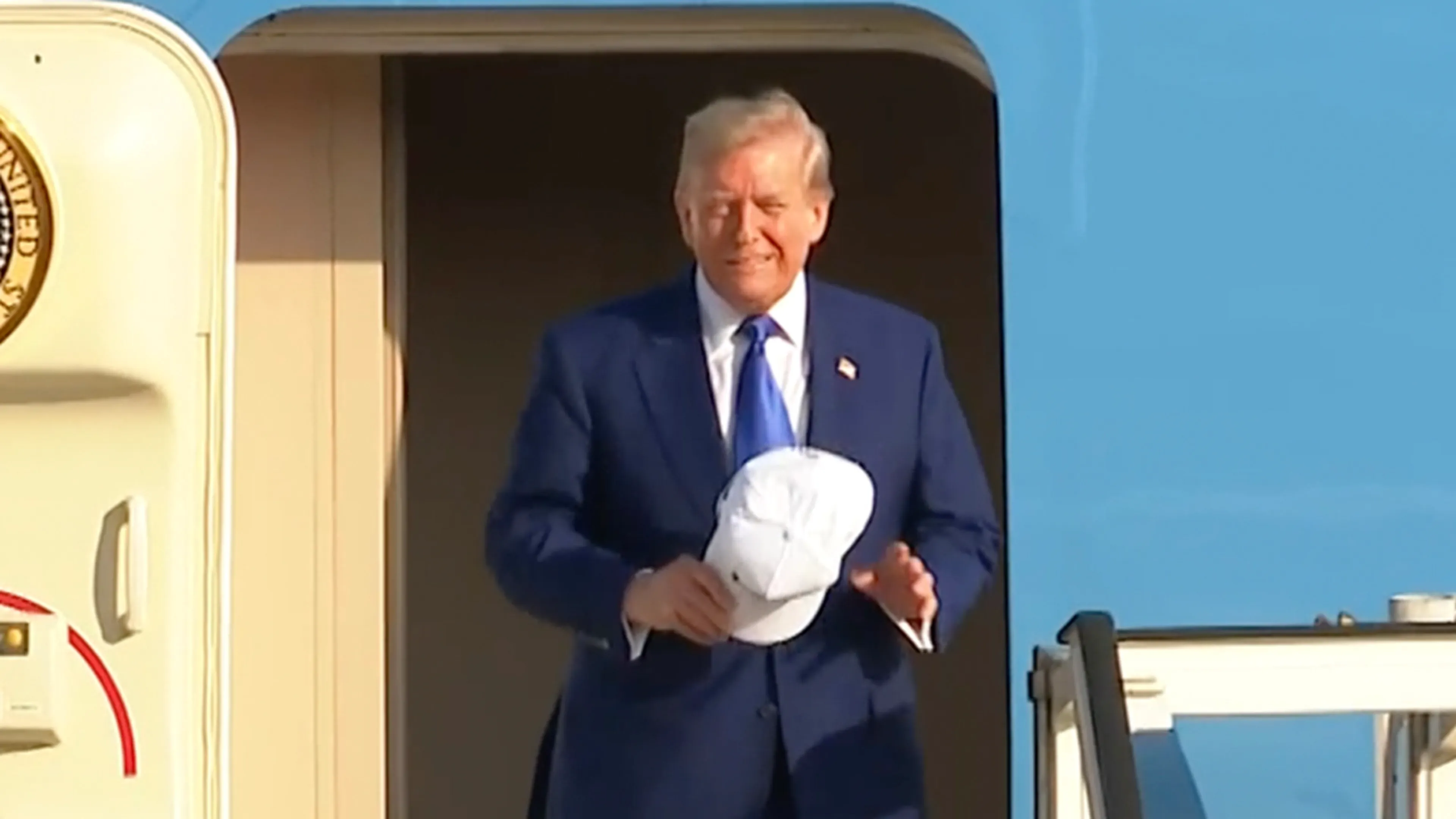 Amerikaanse president Donald Trump aangekomen op Schiphol voor NAVO-top