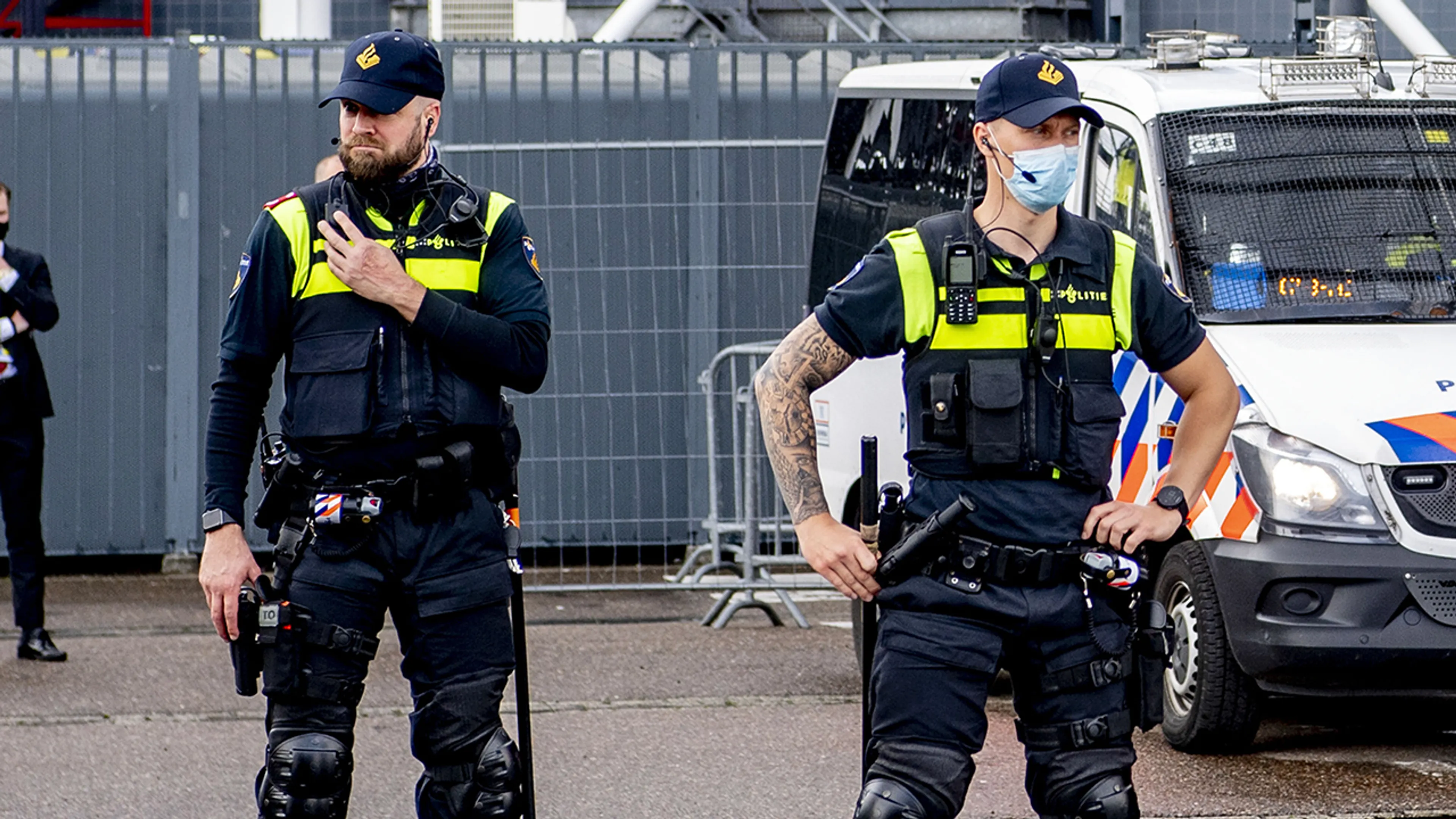 Politie treedt op tegen PSV-supporters bij De Kuip