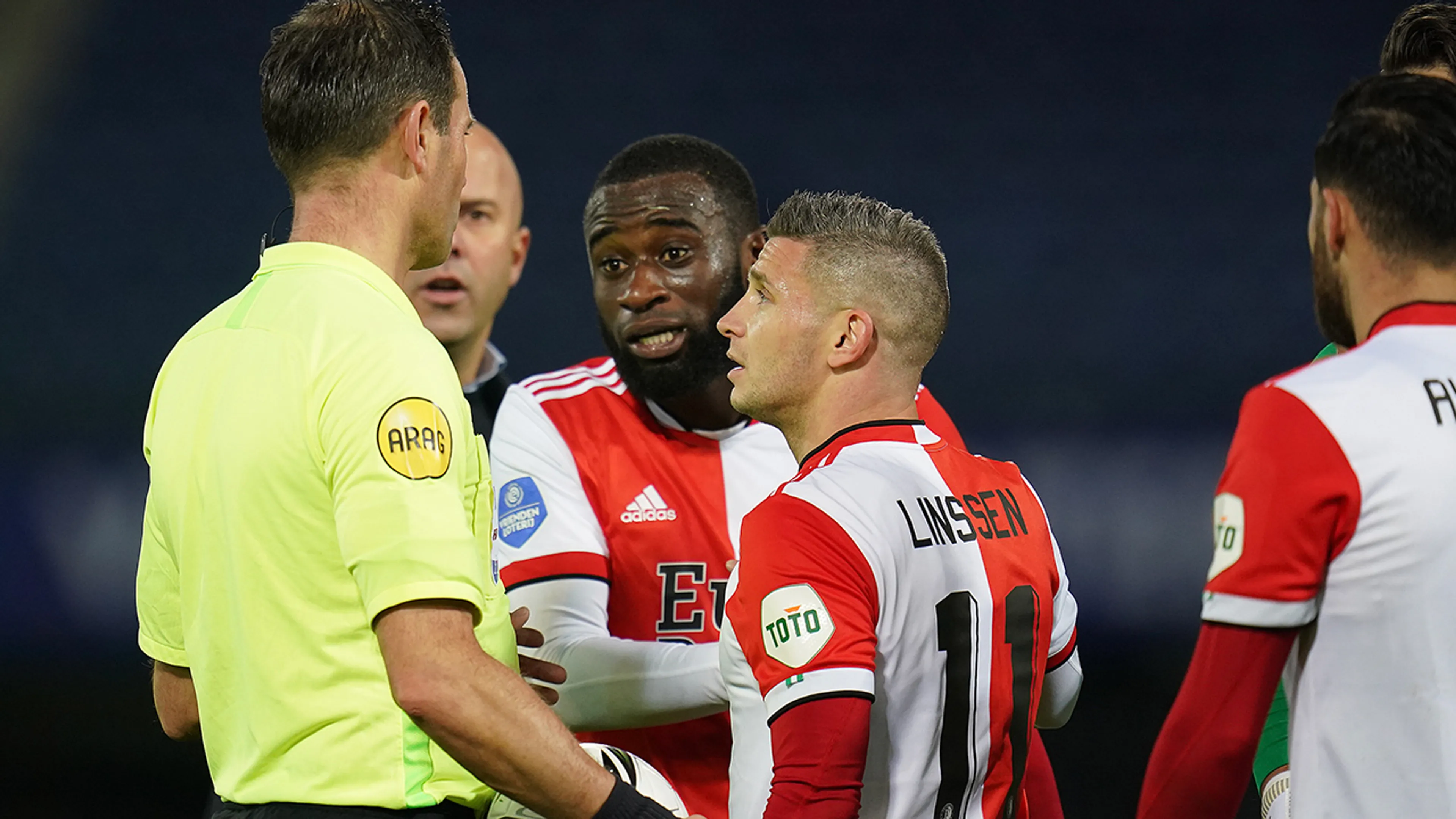 Feyenoord wint moeizame inhaalwedstrijd tegen Heracles en passeert PSV