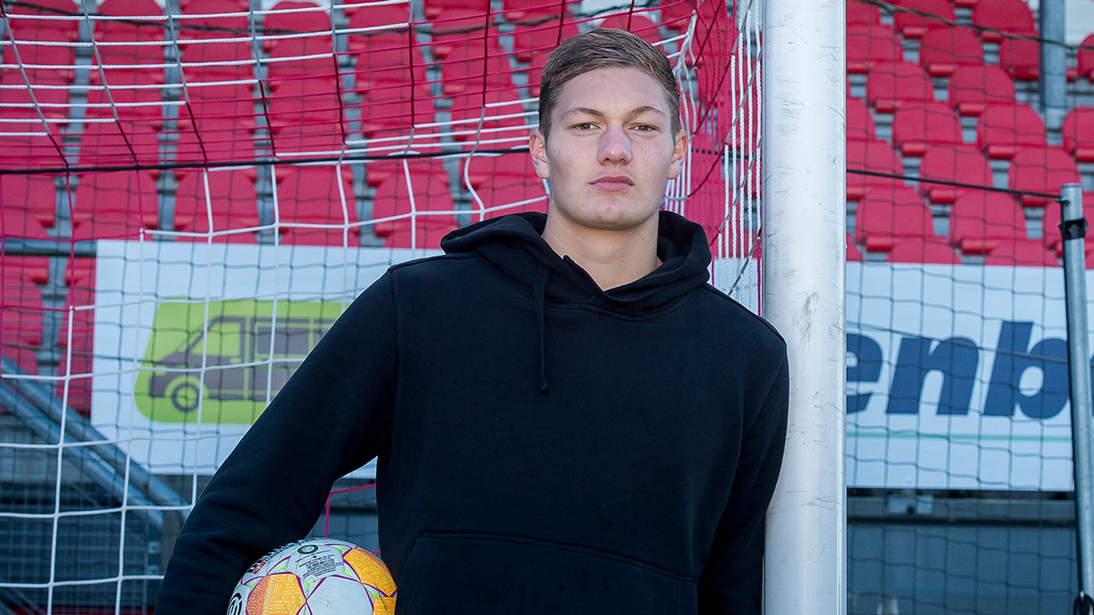 Ajax contracteert doelman Kjell Scherpen