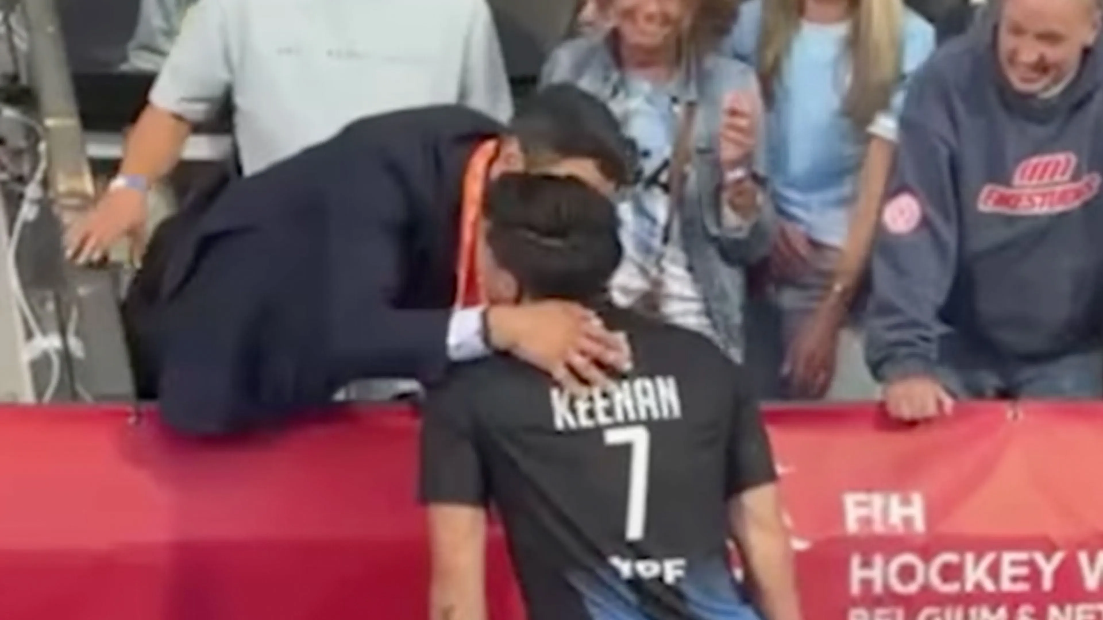 Premier Rob Jetten troost zijn verloofde na verlies tegen Nederland op WK hockey