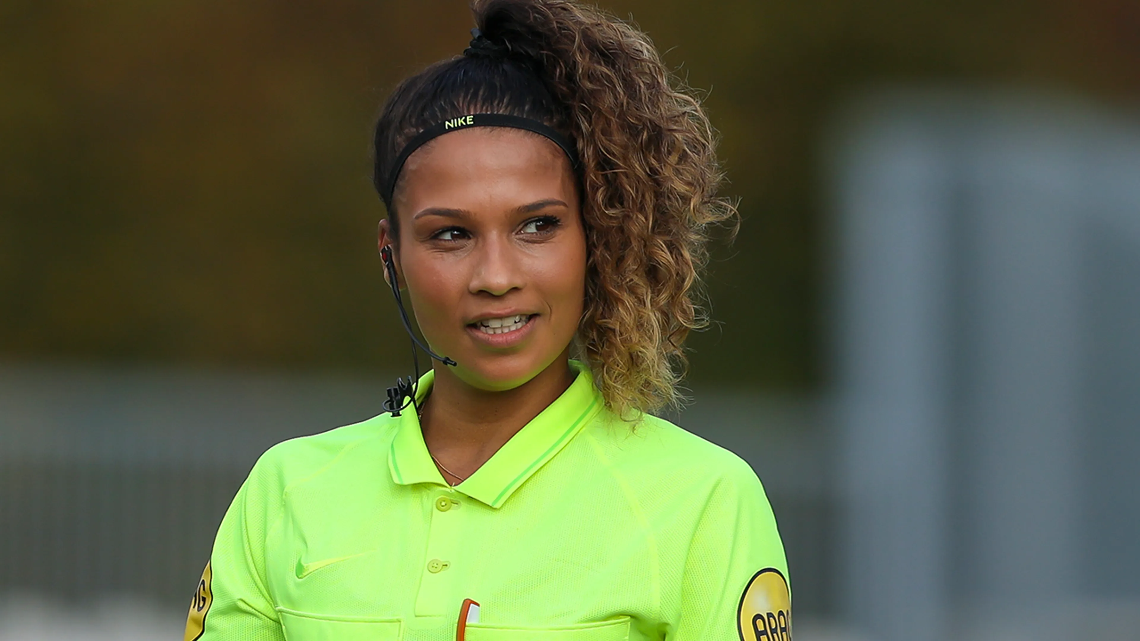 Vrouwelijke official in KKD maakt relatie met FC Emmen-speler bekend