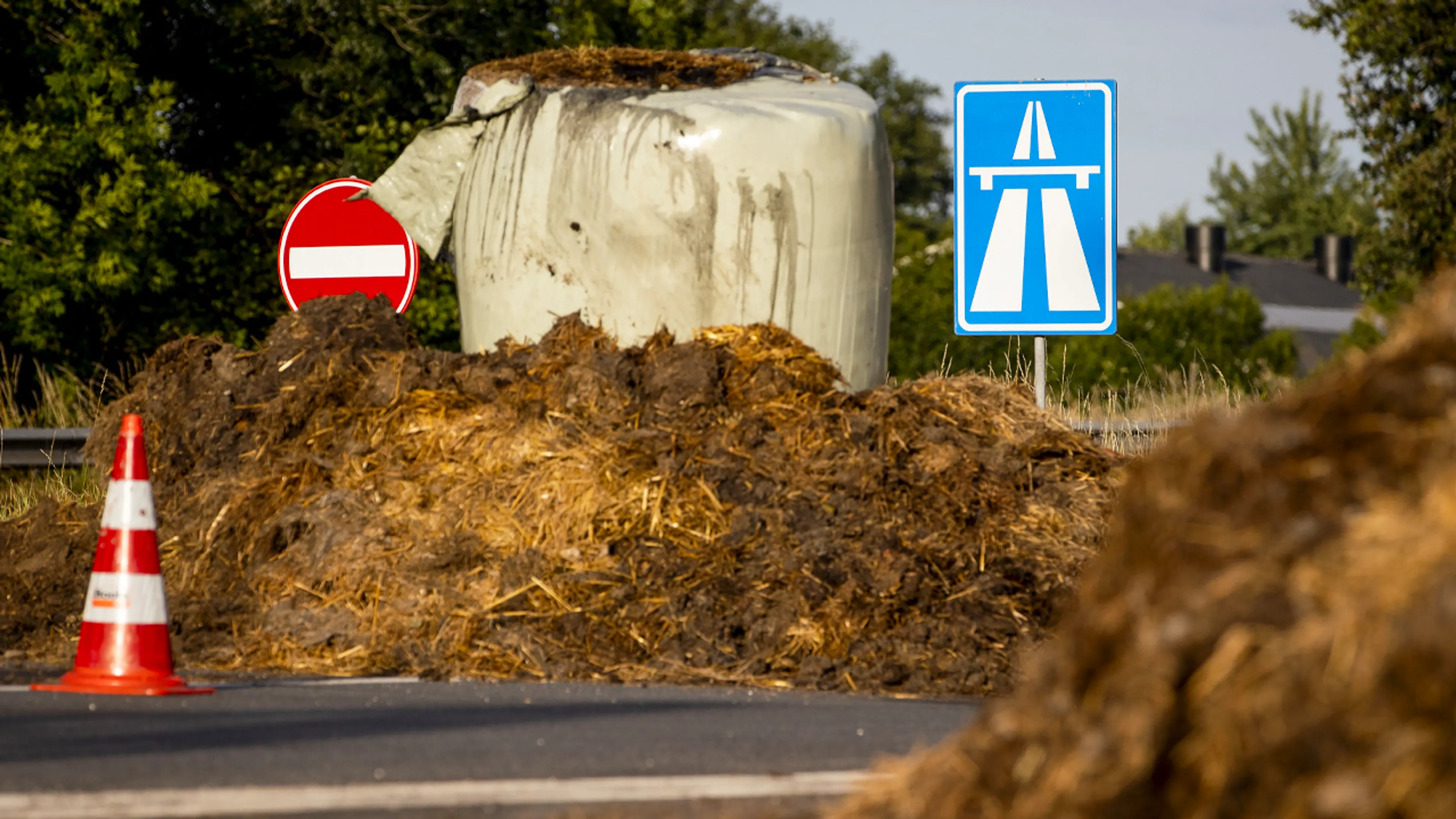Hinder voor verkeer: meerdere wegen afgesloten vanwege blokkades