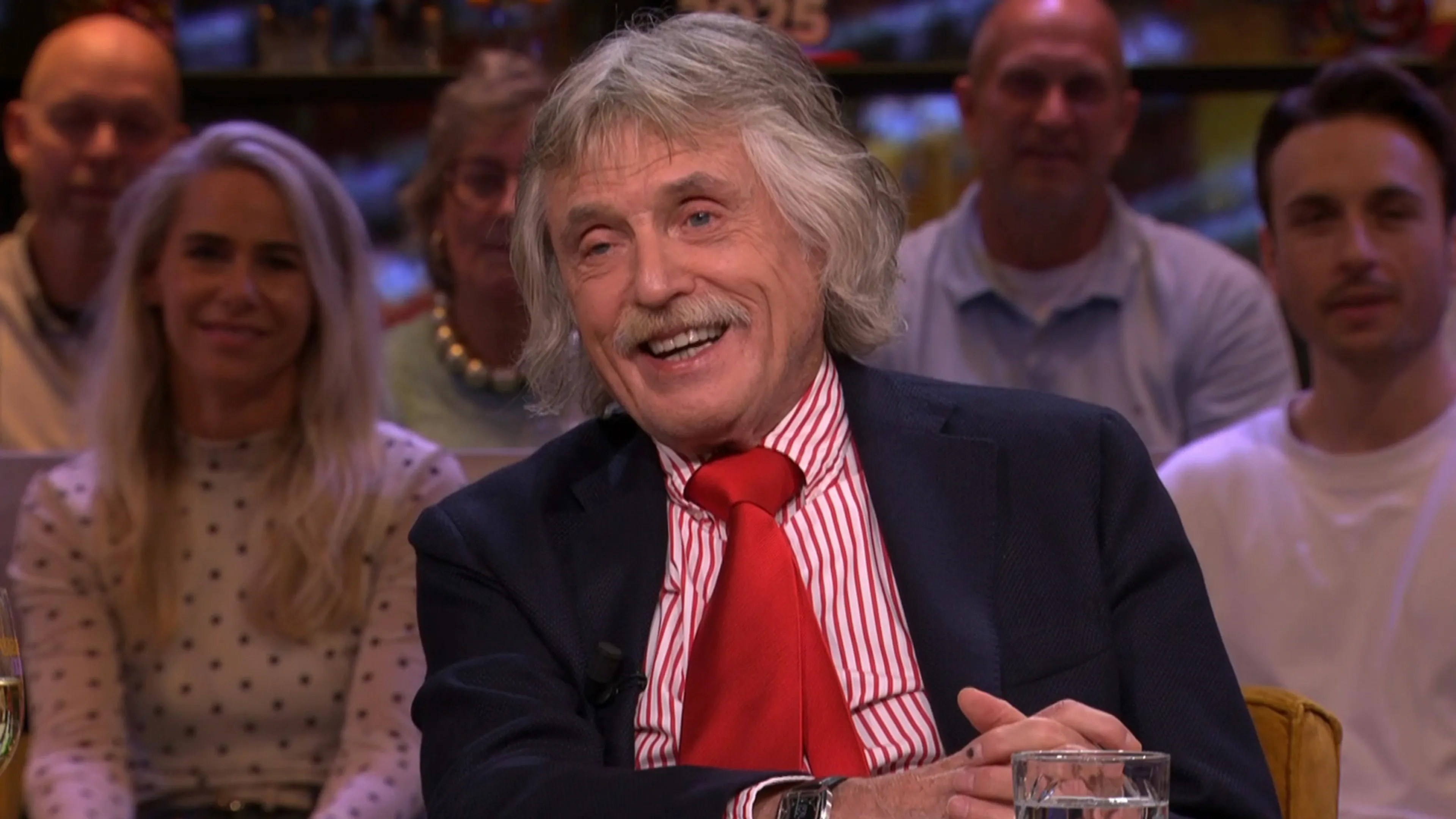 Johan Derksen voor het eerst in z'n leven bij zelfscankassa: 'Ik had een fout gemaakt'