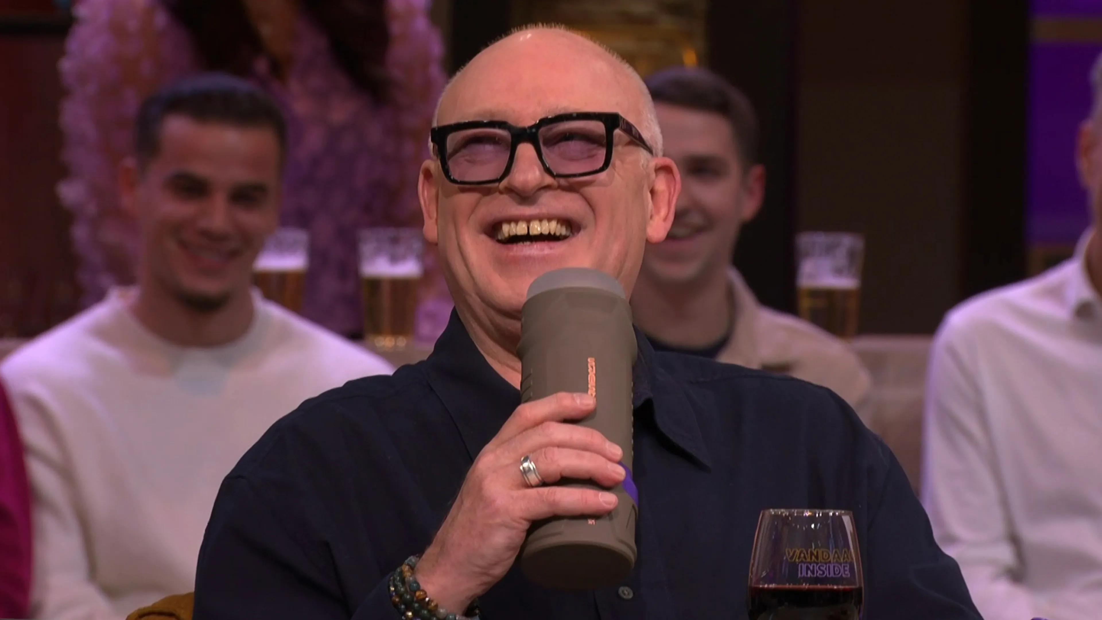 René van der Gijp beoordeelt seksspeeltje bij Vandaag Inside: 'Hier krijg ik 'm niet in hoor!'