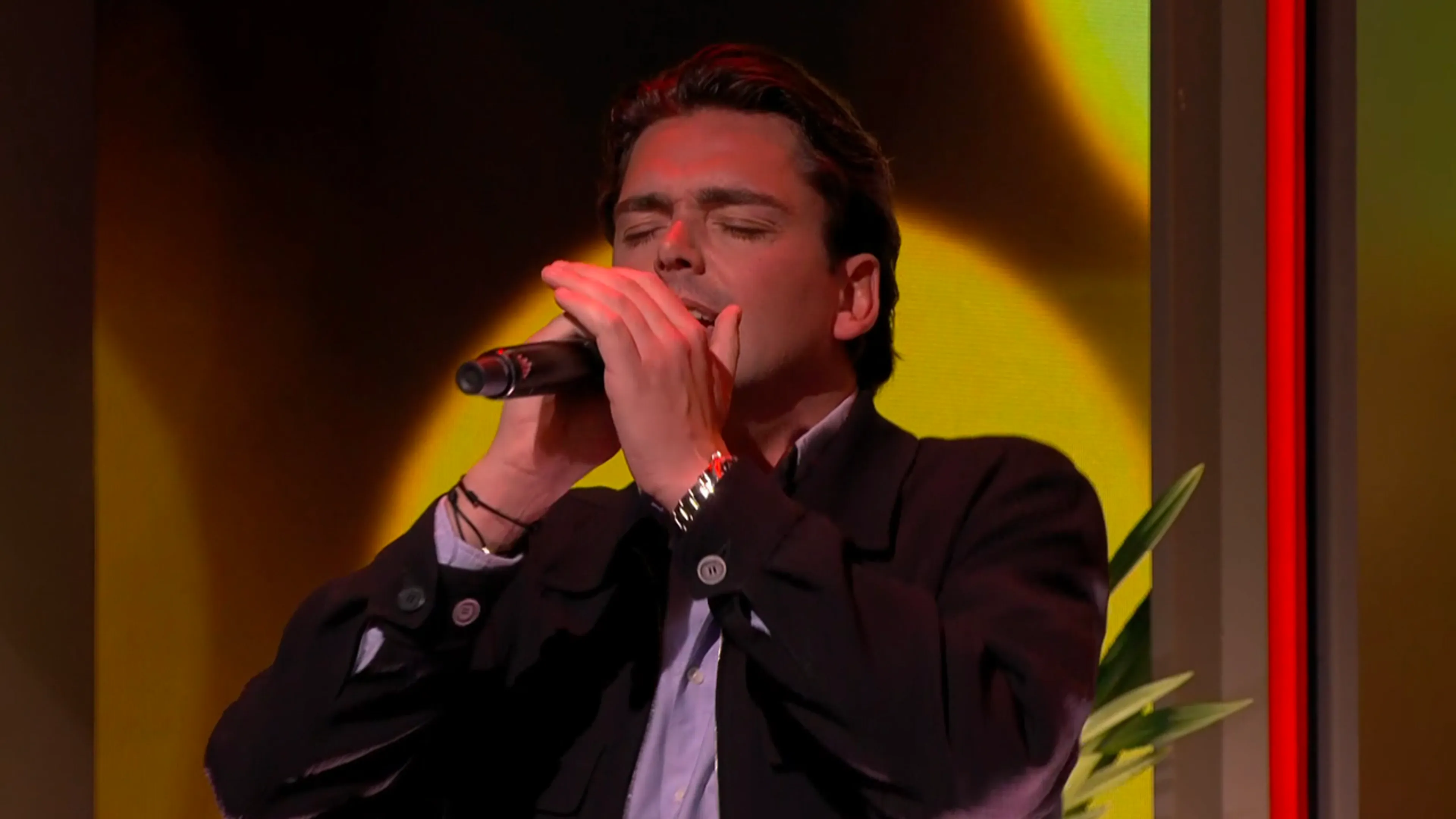 Yves Berendse zorgt met 'Zin In Jou' voor een héérlijke opening van De Oranjezondag!