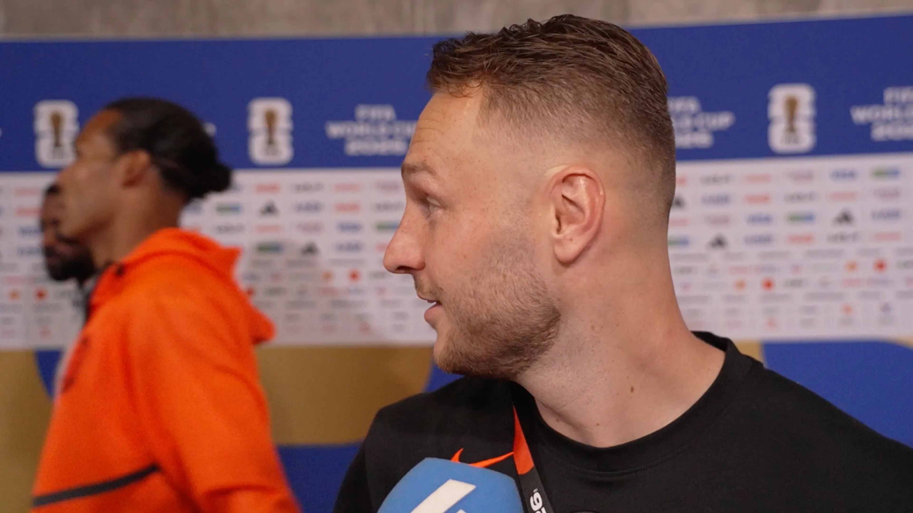 Interview met Teun Koopmeiners verstoord door Virgil van Dijk: 'Hij voelt zich ook lekker!'