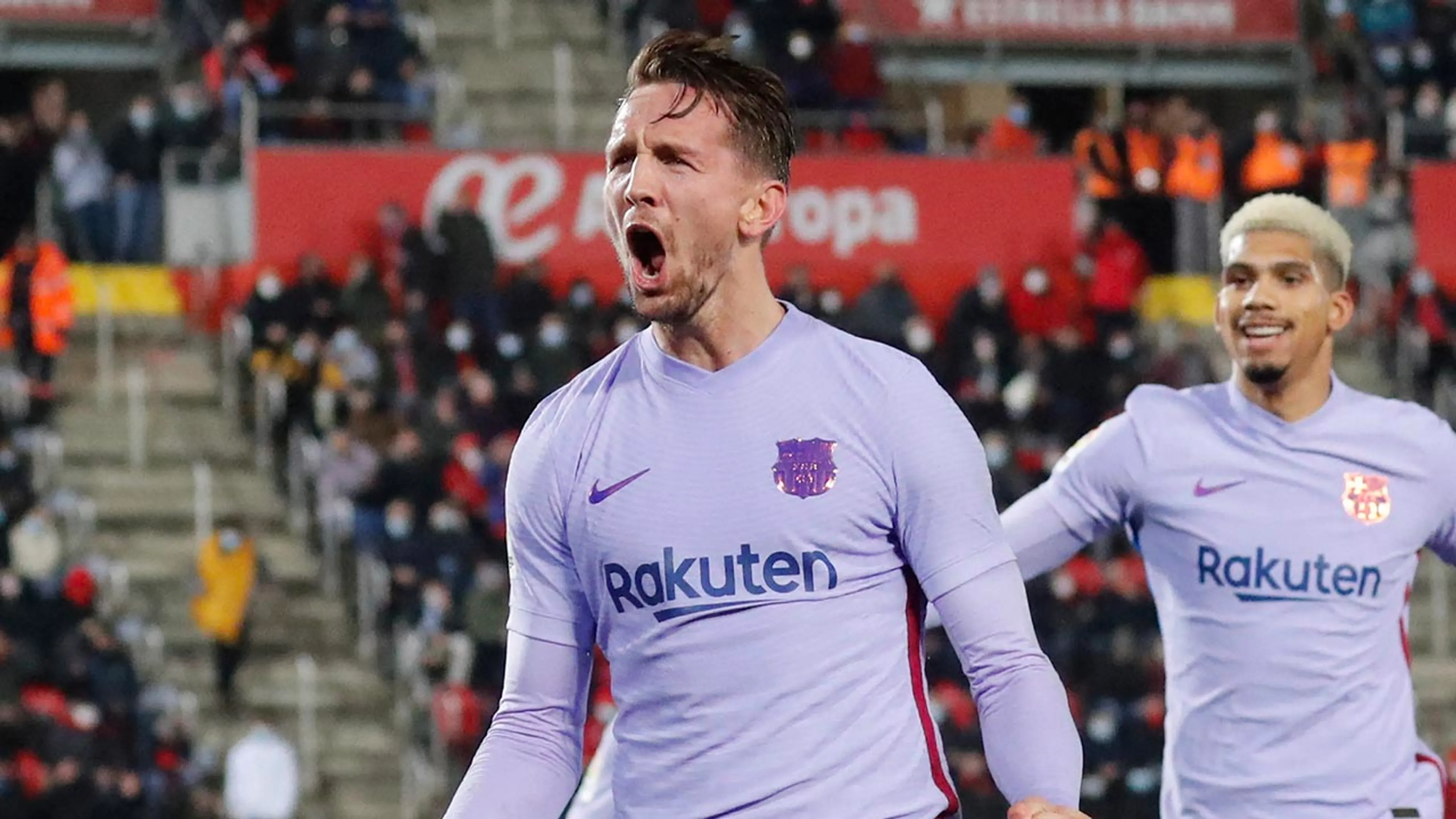 Luuk de Jong kopt uitgedund Barcelona naar nipte zege op Mallorca