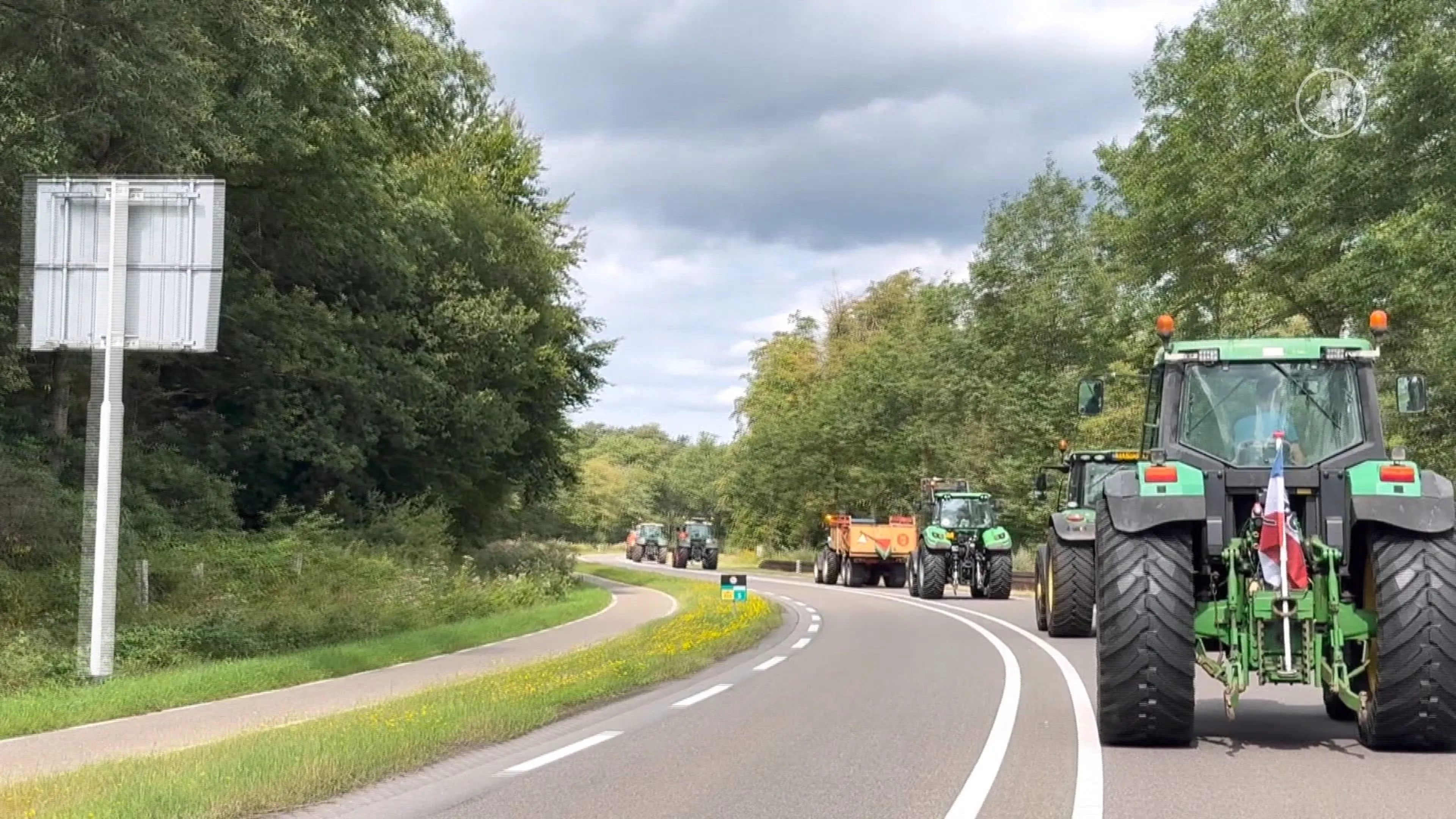 Actie met 150 trekkers in Deurningen, dicht bij oprit A1