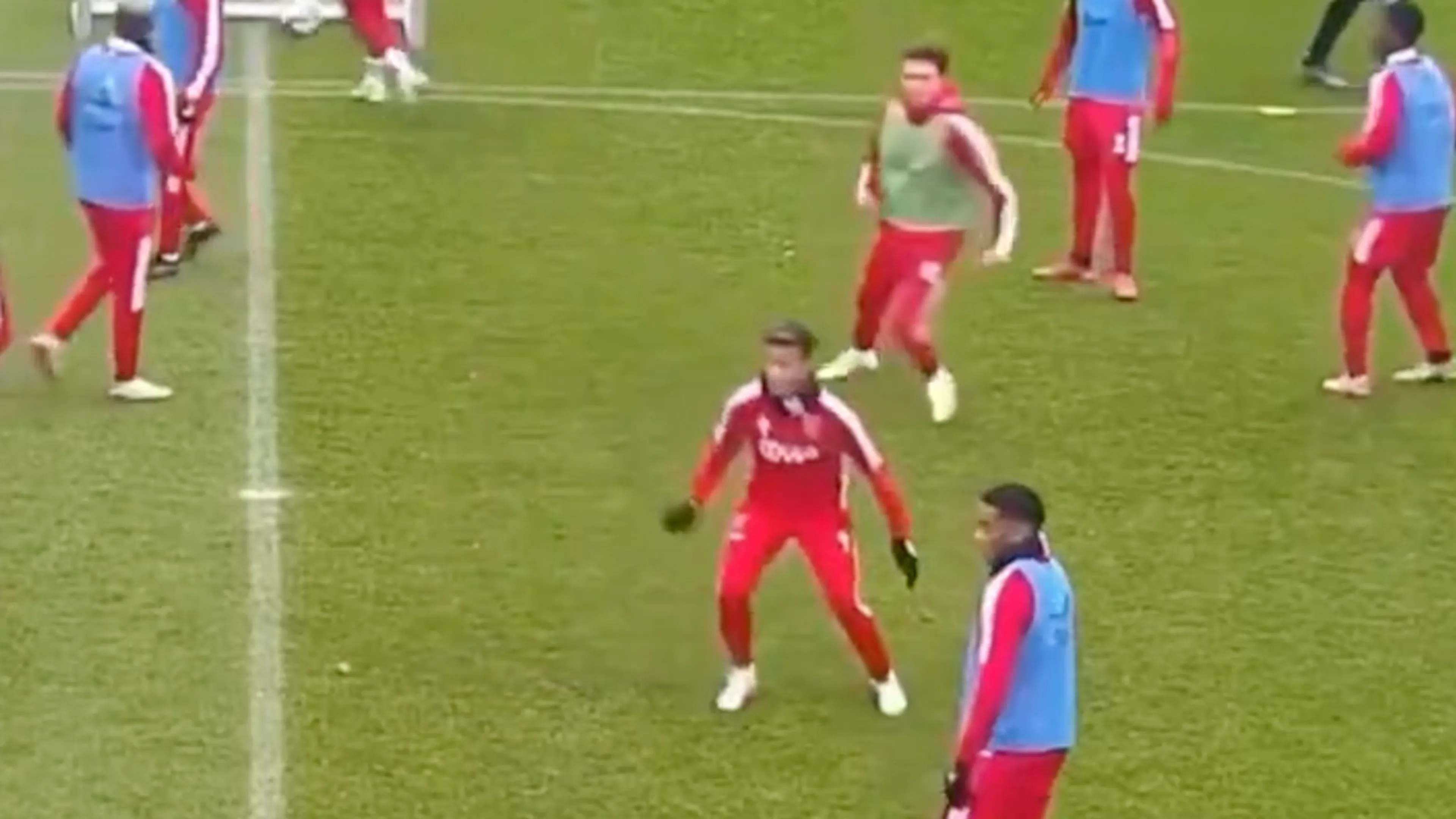 ZIEN: Neres zet ploeggenoot voor schut op training Ajax