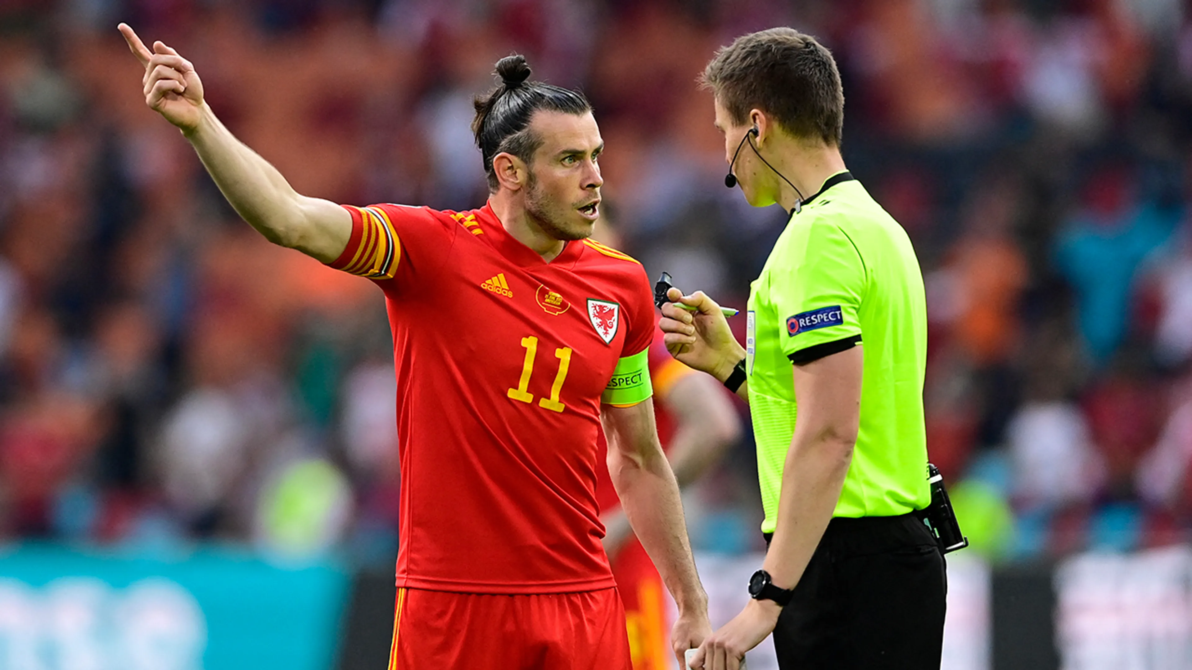 Bale pleit voor verbanning van land uit competitie: 'Hopelijk leren ze dan hun lesje'