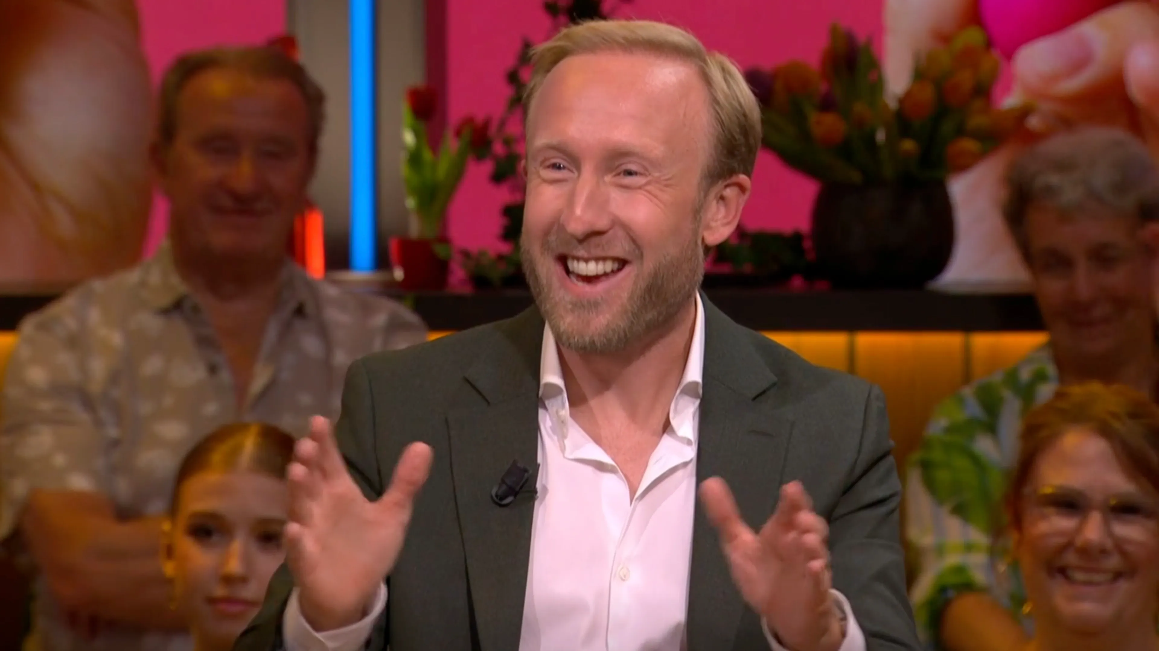 Raymond Mens verrast De Oranjezomer-gast: 'Wanneer heb jij voor het laatst afgetrokken?'