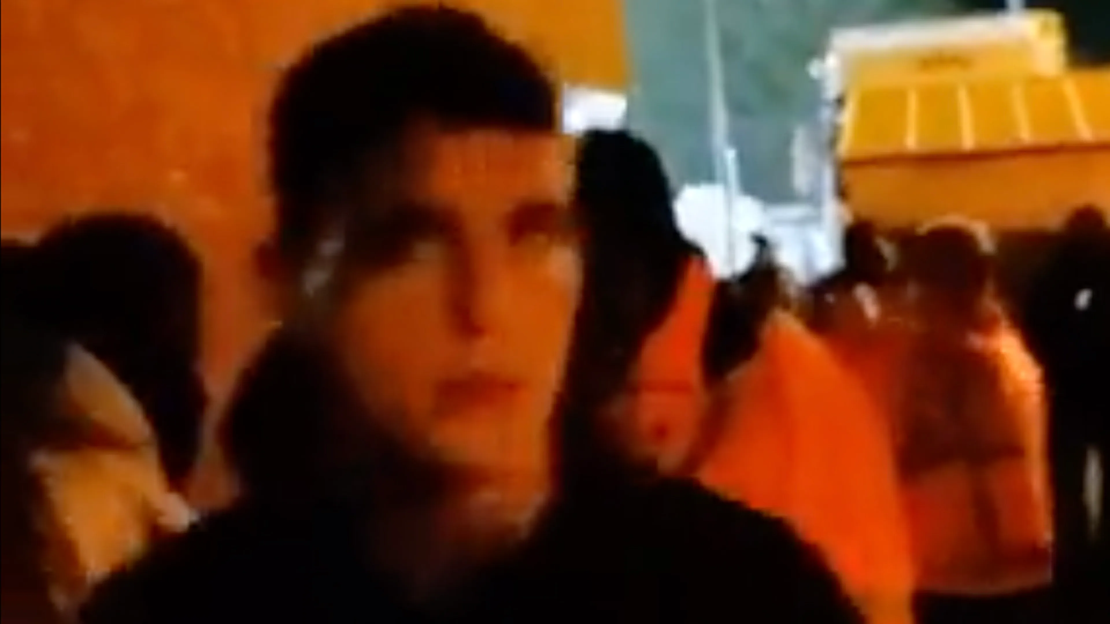Video: Guus Til reageert op jennende Emmen-supporter: 'Grote bek zo hier, hè'