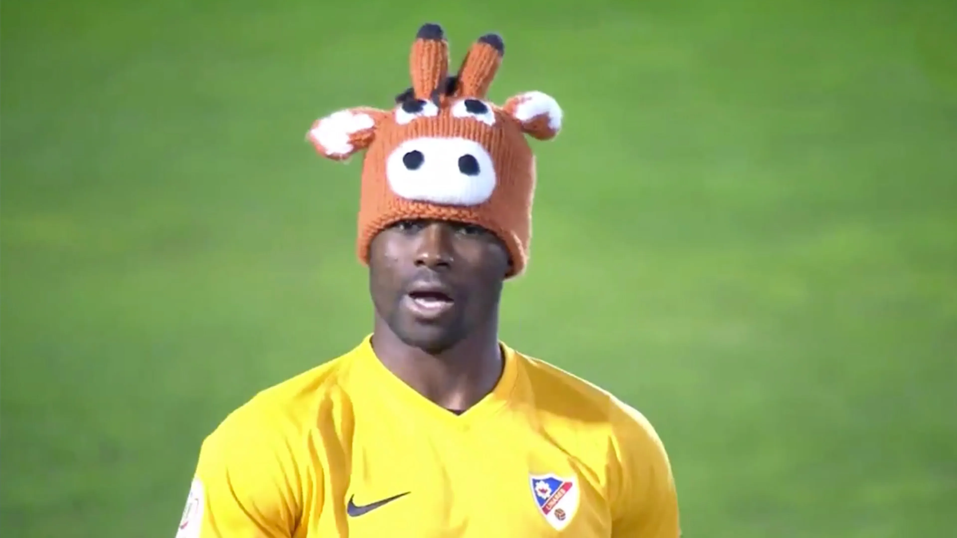 LOL! Linares-doelman draagt bizarre muts in bekerduel met Sevilla