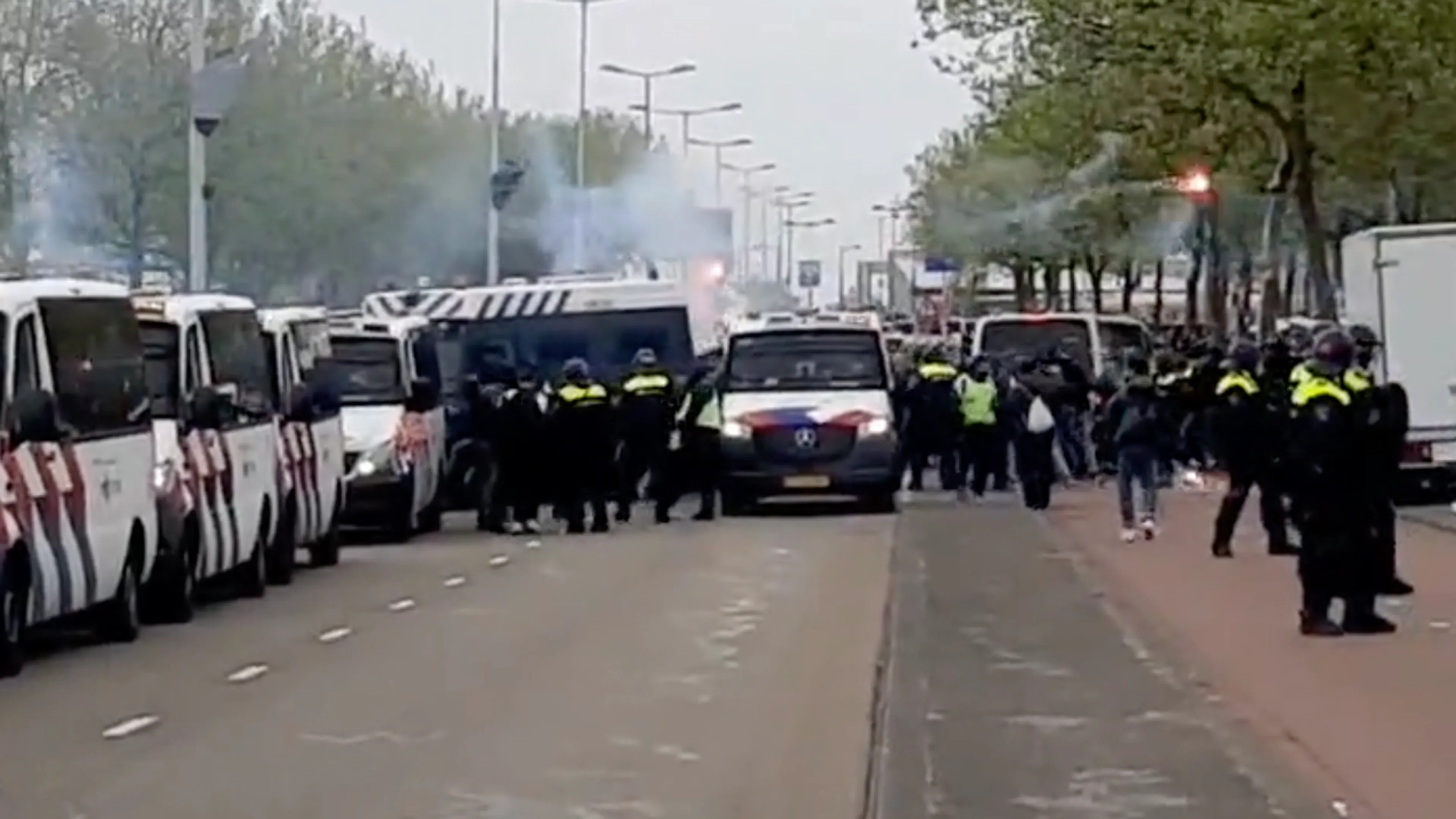 VIDEO: Marseille-hooligans gooien vuurwerk naar Feyenoord-aanhang