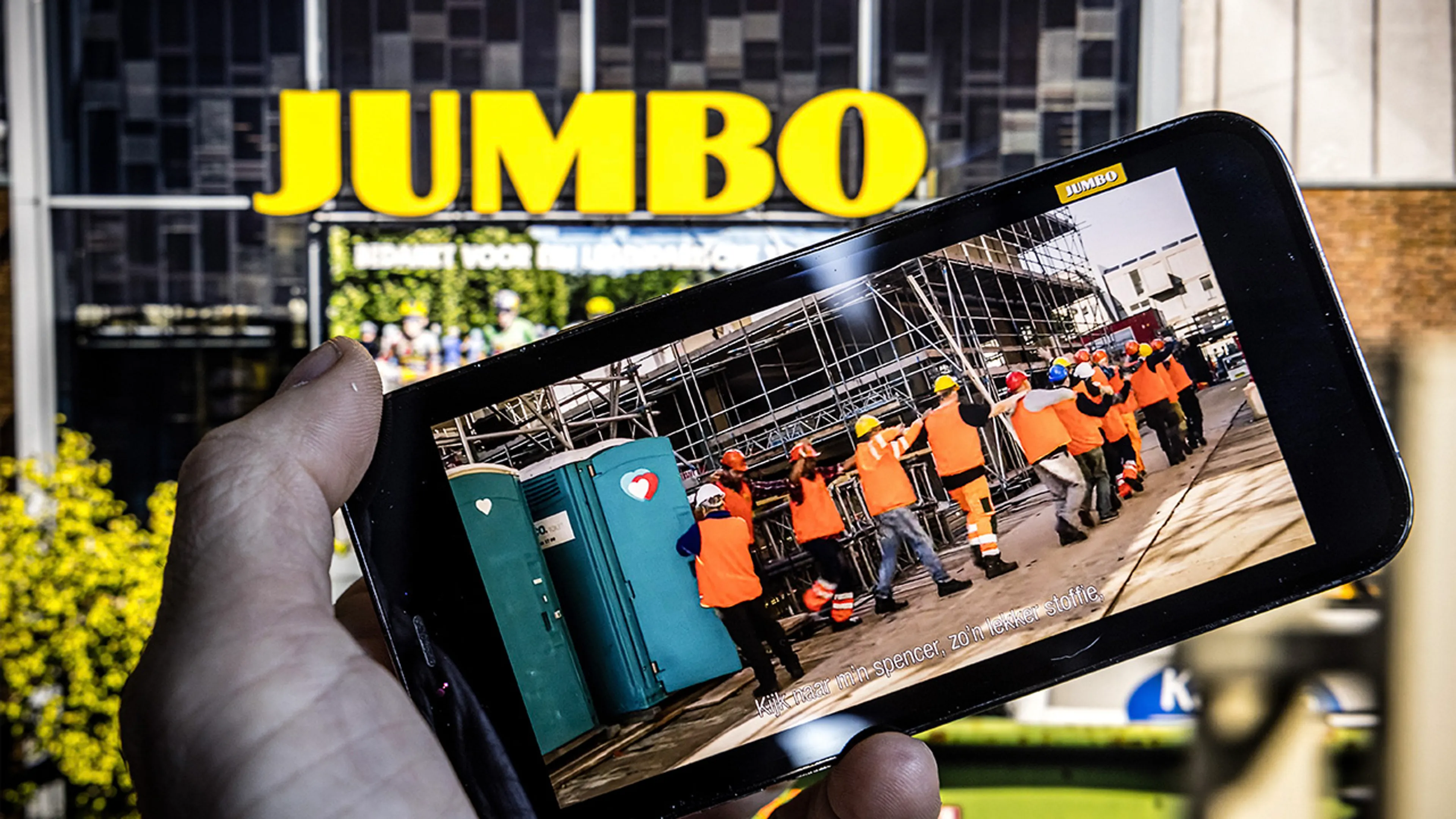 Jumbo haalt WK-reclame per direct van de buis na ophef over 'hossende bouwvakkers'
