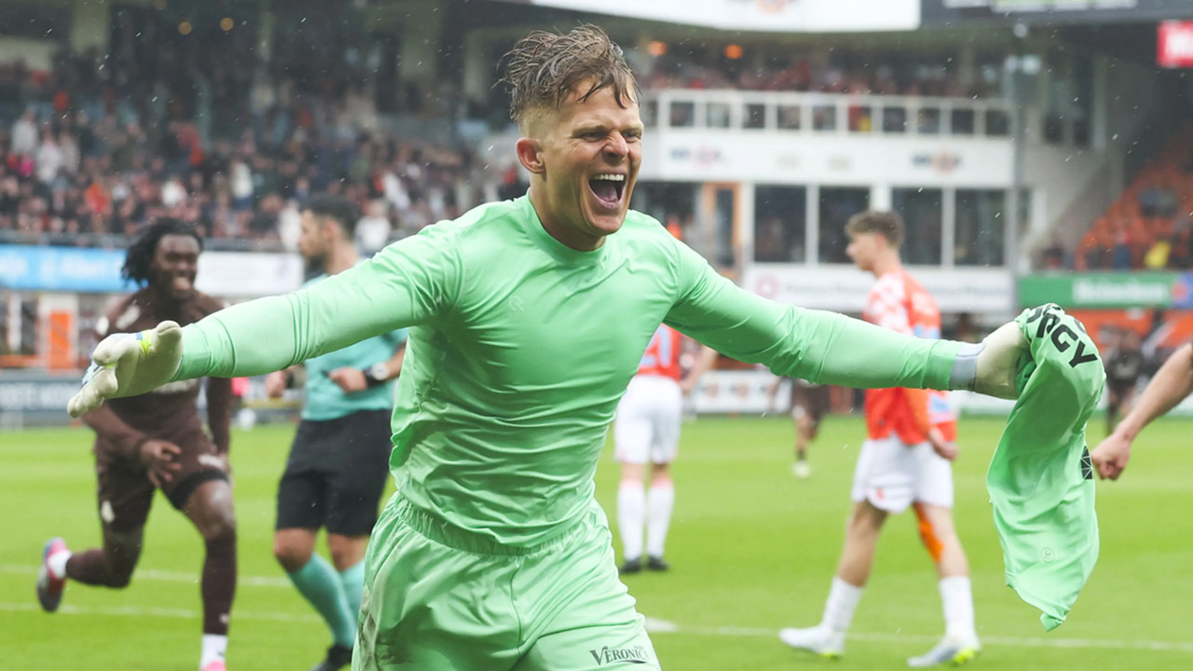 Doelman Ronald Koeman jr. helpt Telstar via penalty aan handhaving in Eredivisie